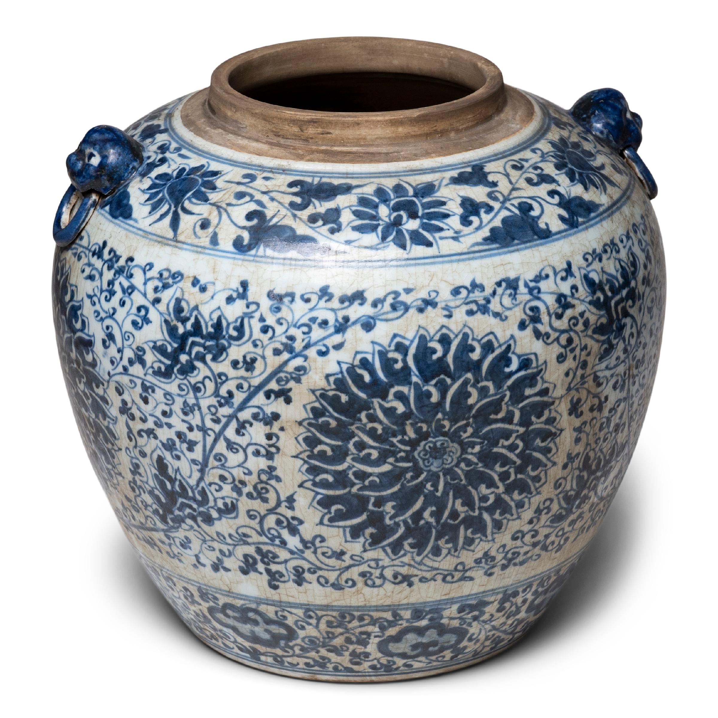 Chinese Blue and White Chrysanthemum Ginger Jar In Good Condition For Sale In Chicago, IL