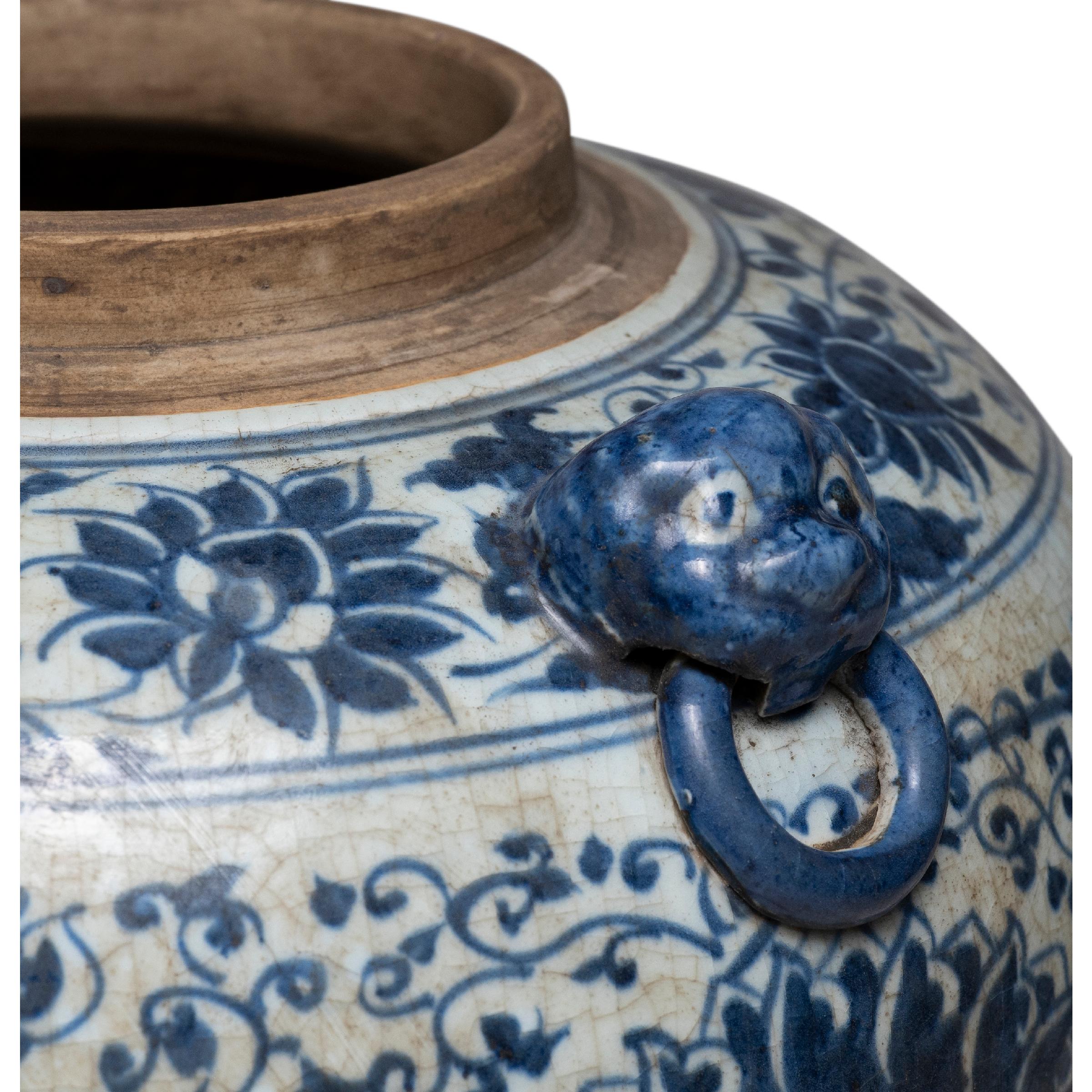 Chinese Blue and White Chrysanthemum Ginger Jar In Good Condition For Sale In Chicago, IL