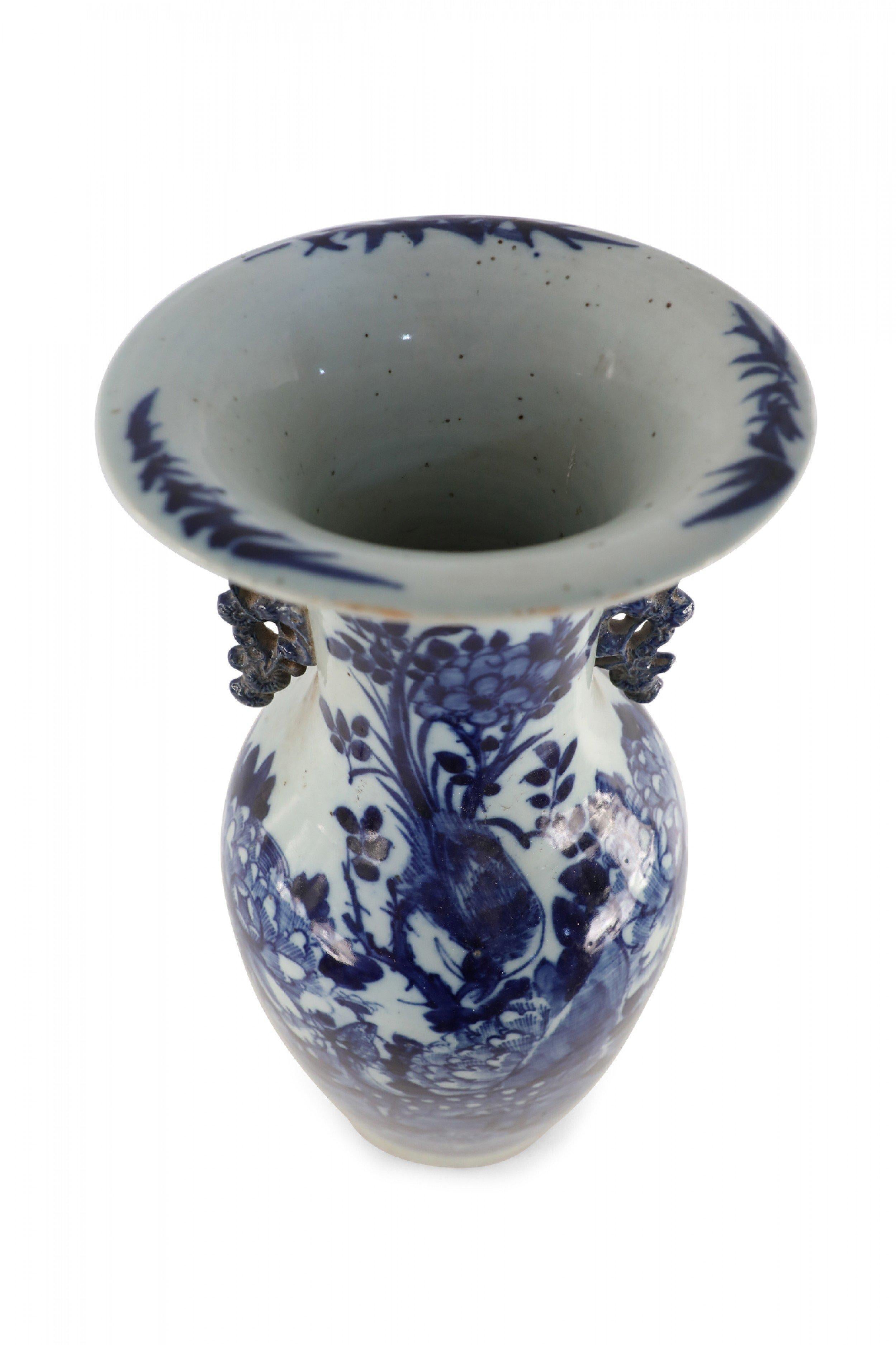 Urna de porcelana china azul y blanca con ciervo y motivos florales en venta 3