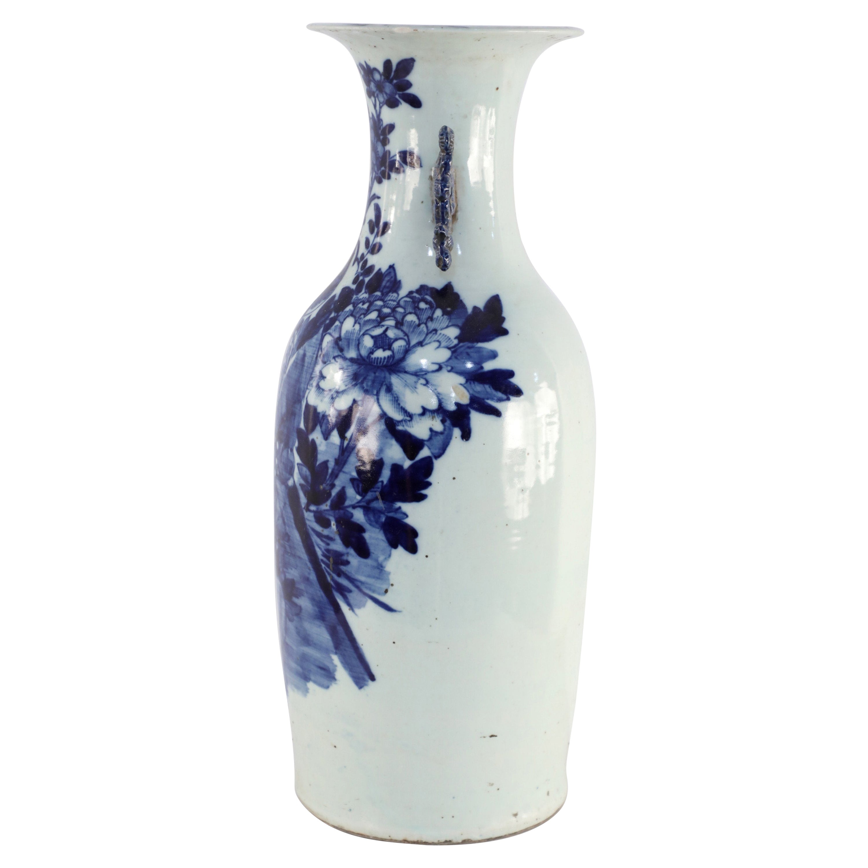 Chinesische Porzellanurne mit blauem und weißem Hirsch- und Blumenmotiv
