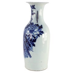 Urne chinoise en porcelaine bleue et blanche à motifs floraux et cerfs