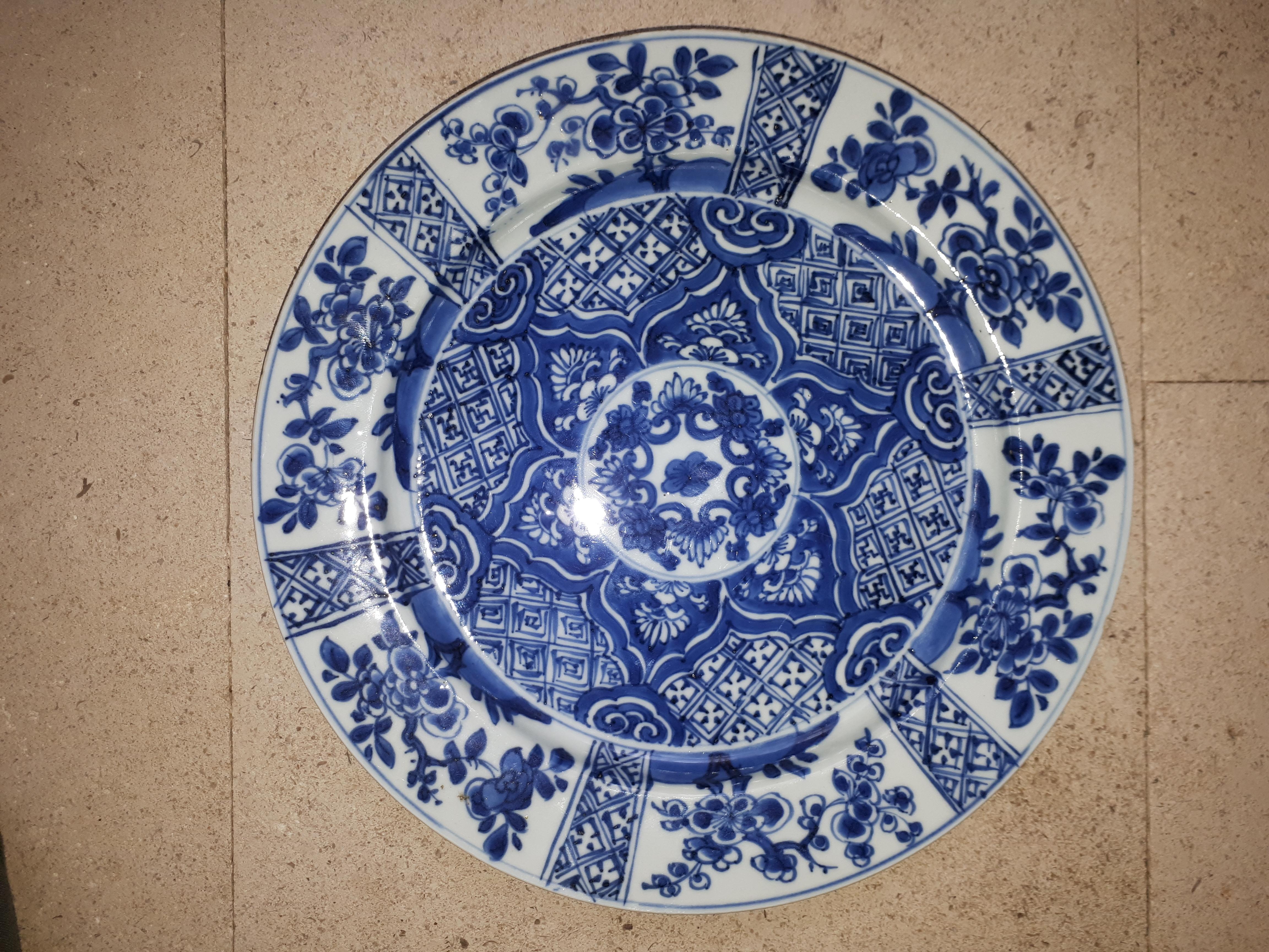 Chinesische blau-weiße Schale, China Kangxi-Periode (Qing-Dynastie) im Angebot