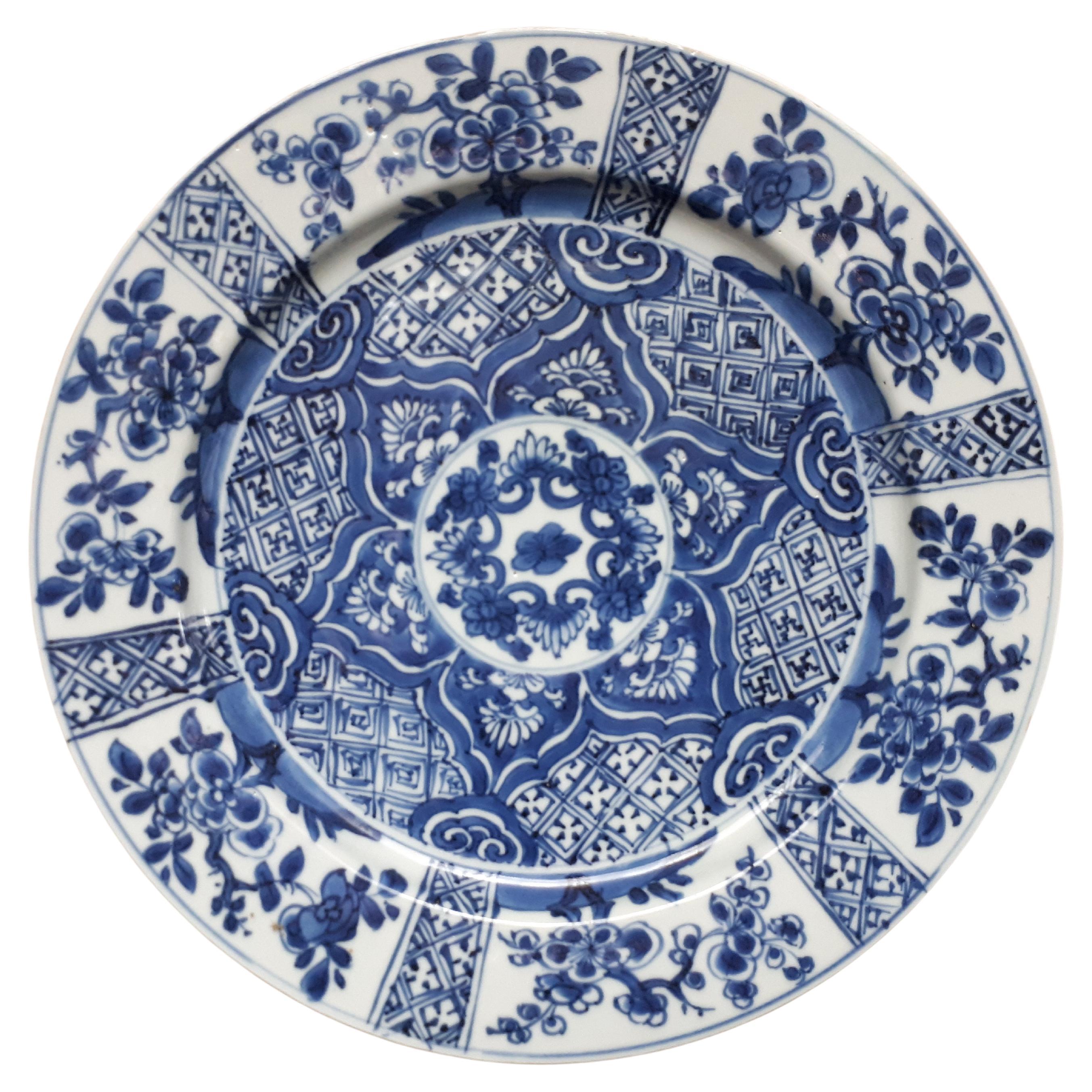 Plat chinois bleu et blanc, période Kangxi