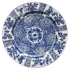 Plat chinois bleu et blanc, période Kangxi