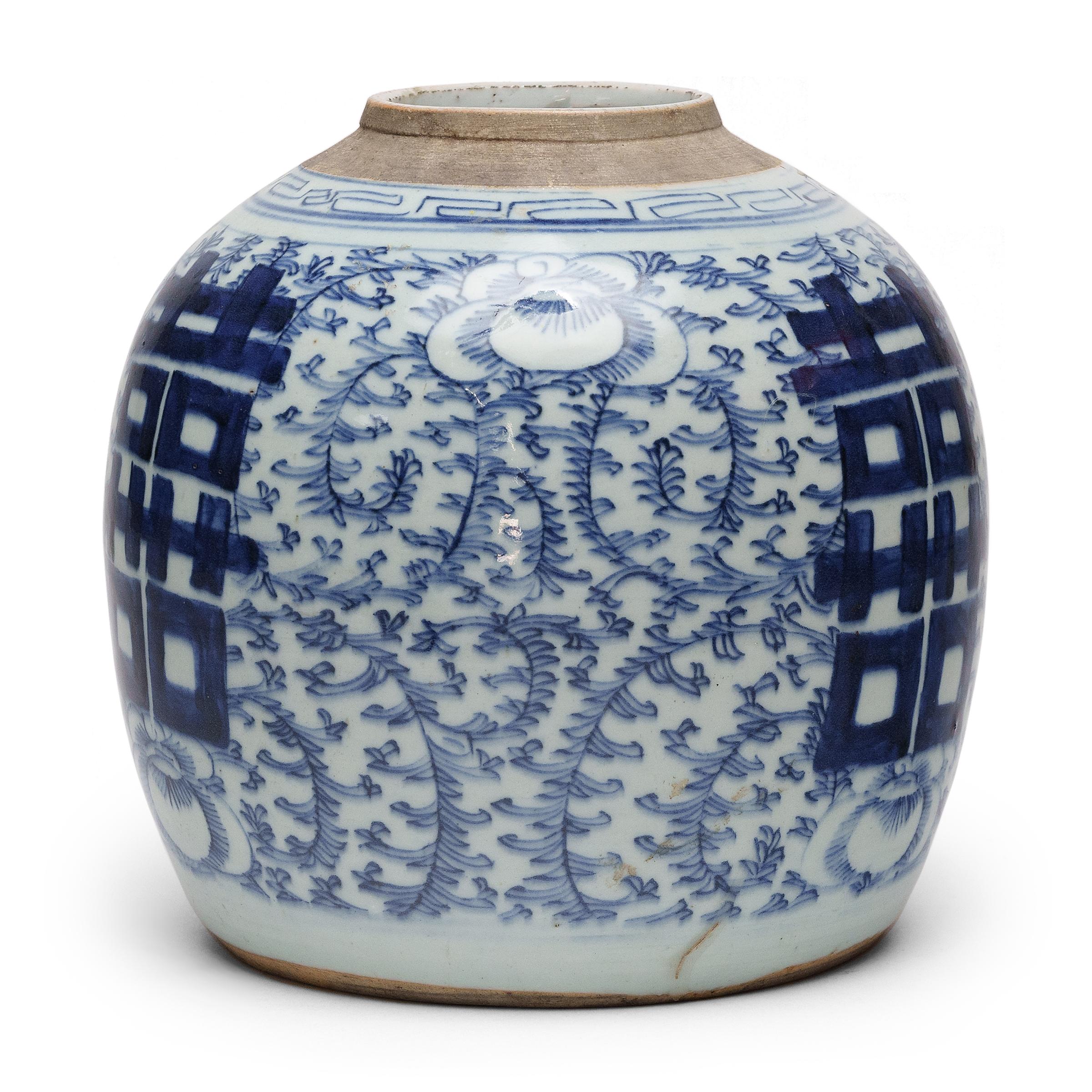 Il simbolo della doppia felicità adorna questo barattolo rotondo in foglie di tè con i migliori auguri di amore, compagnia e beatitudine coniugale. Smaltato nel classico stile blu e bianco, il vaso di porcellana ha una forma arrotondata, tipica dei