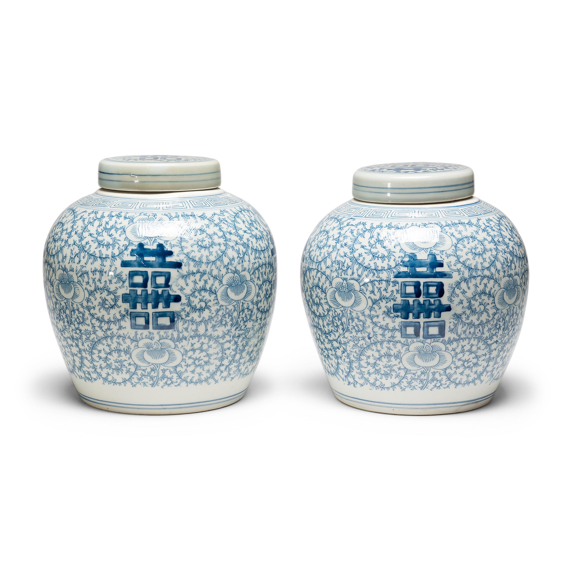 XXIe siècle et contemporain Pot à pointes double bonheur chinois bleu et blanc en vente