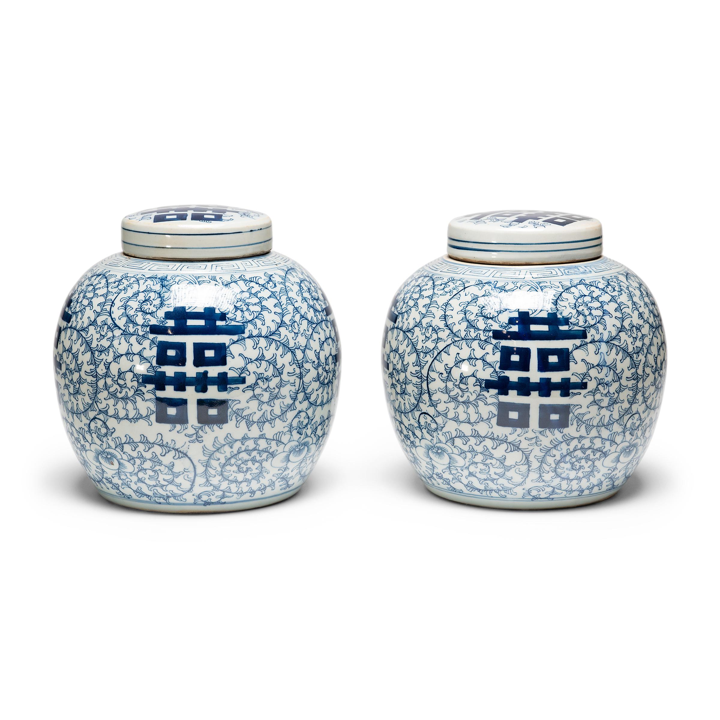 Pot à pointes double bonheur chinois bleu et blanc Bon état - En vente à Chicago, IL