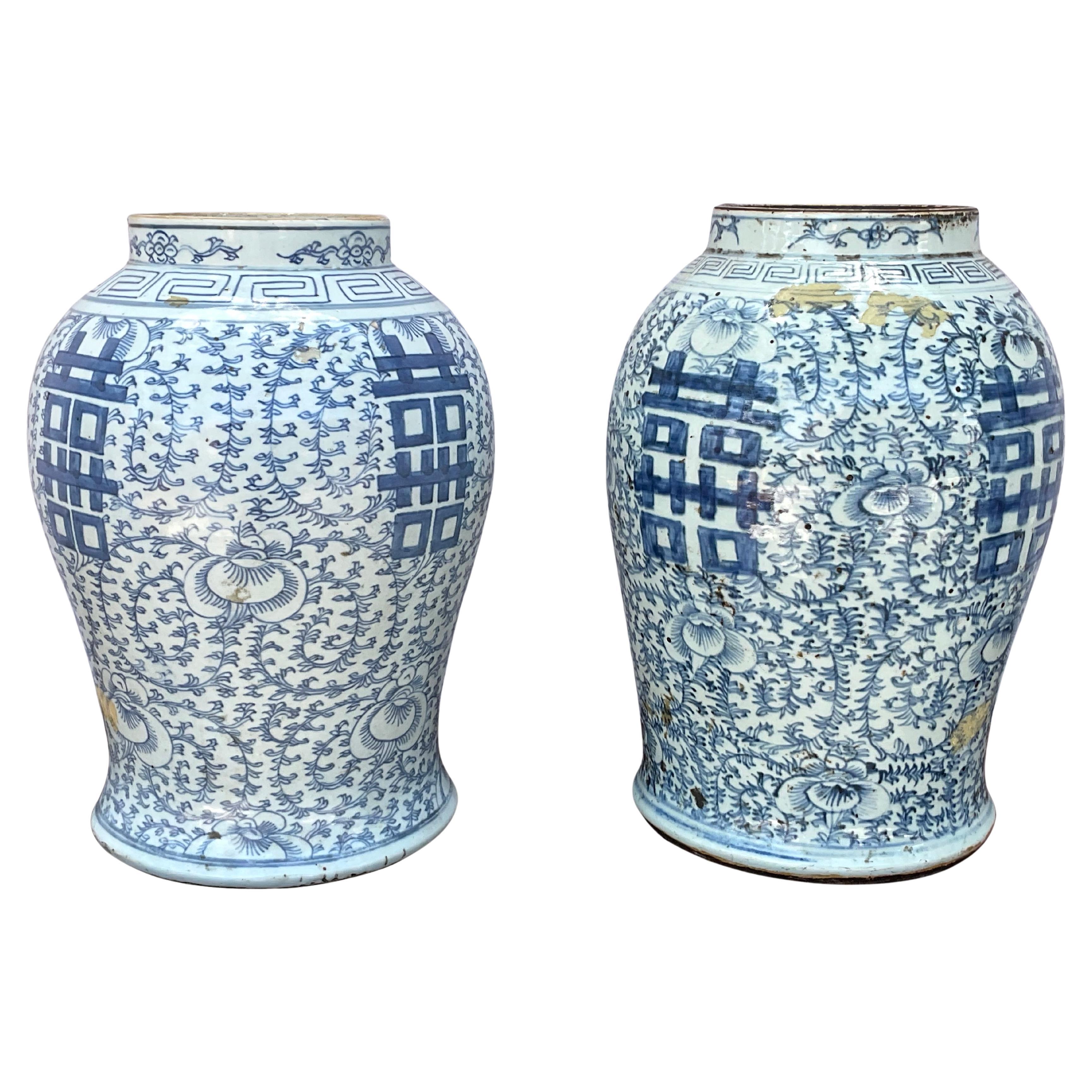 Vaso da tempio in porcellana cinese blu e bianca del XIX secolo con doppia felicità. Il simbolo della Doppia Felicità è il motivo centrale utilizzato per rappresentare la gioia e la felicità coniugale e veniva spesso regalato come dono di nozze. I