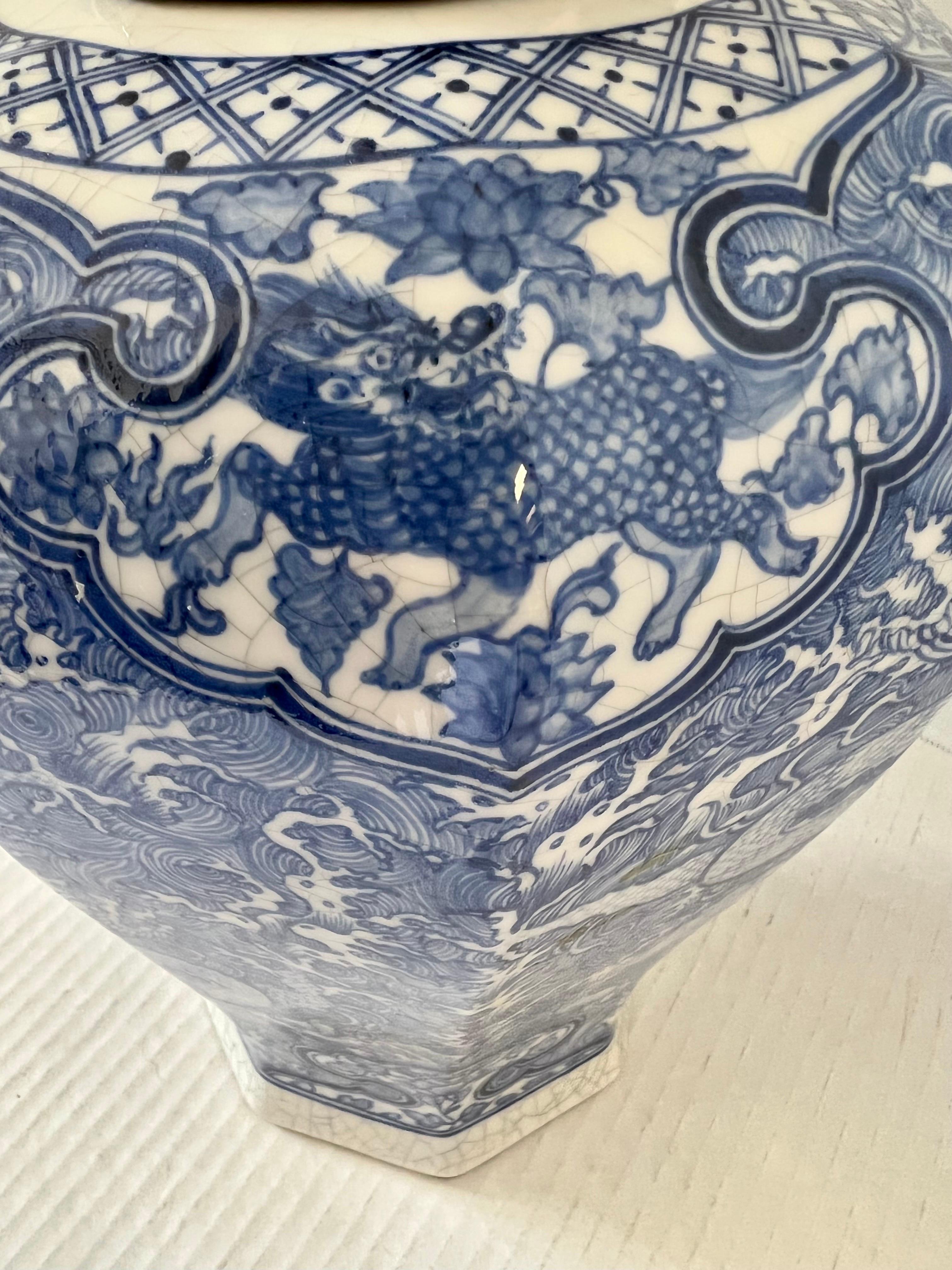 Chinese Blue and White Dragon Covered Ginger Jar Urn Vase with Foo Dog In Good Condition In West Hartford, CT
