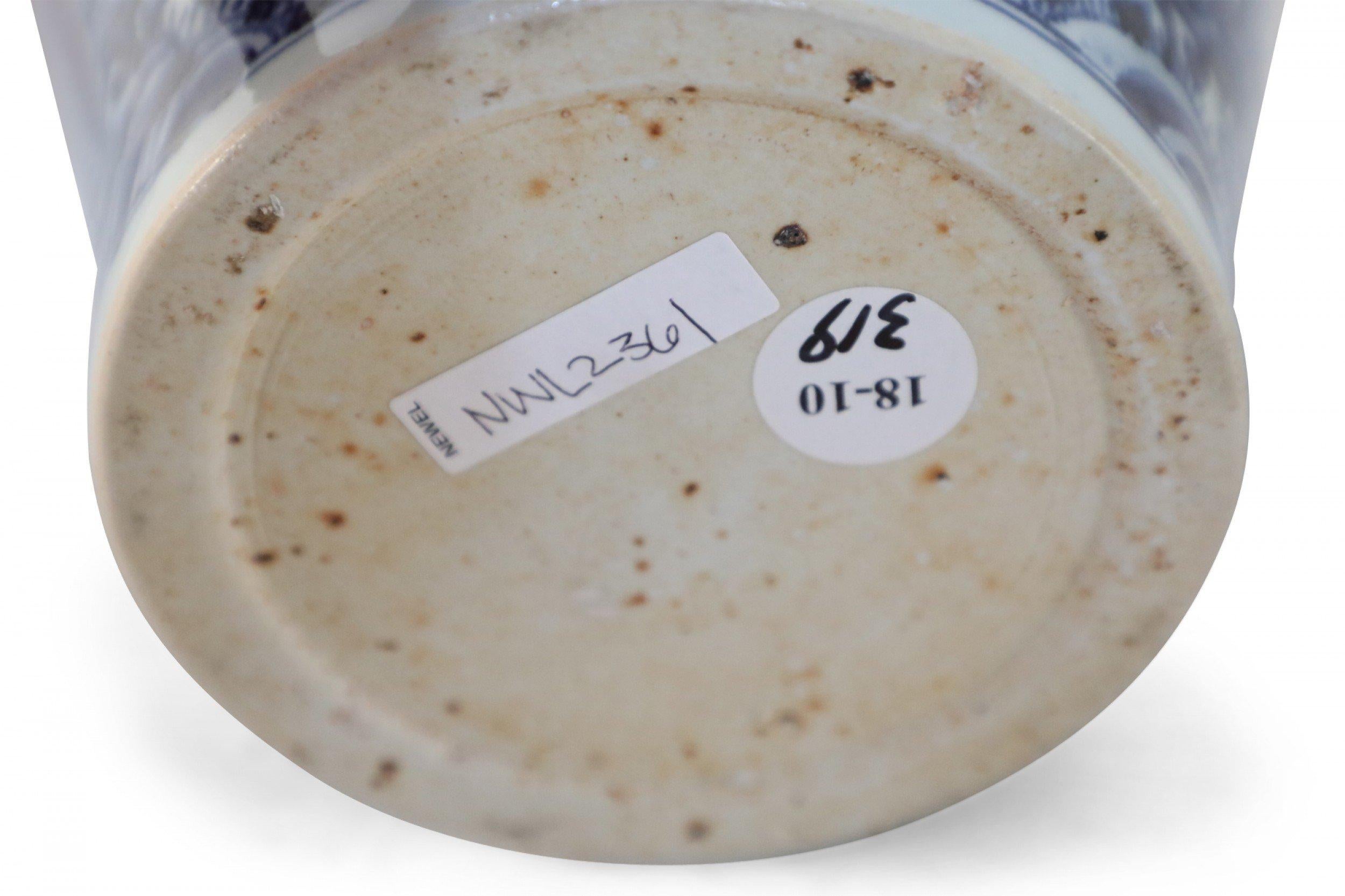 Vaso Meiping in porcellana cinese con motivo a drago bianco e blu in vendita 2