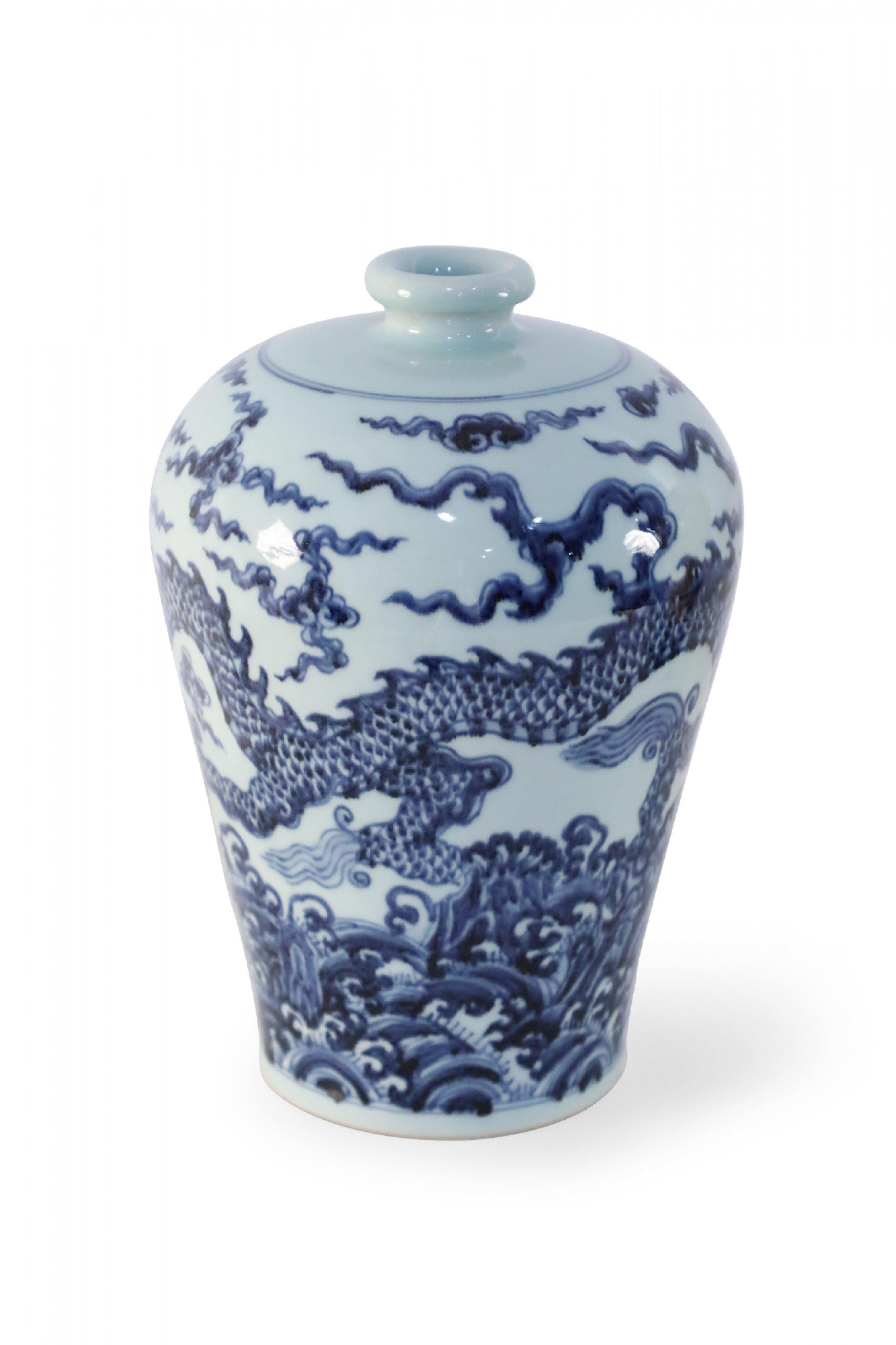 Esportazione cinese Vaso Meiping in porcellana cinese con motivo a drago bianco e blu in vendita