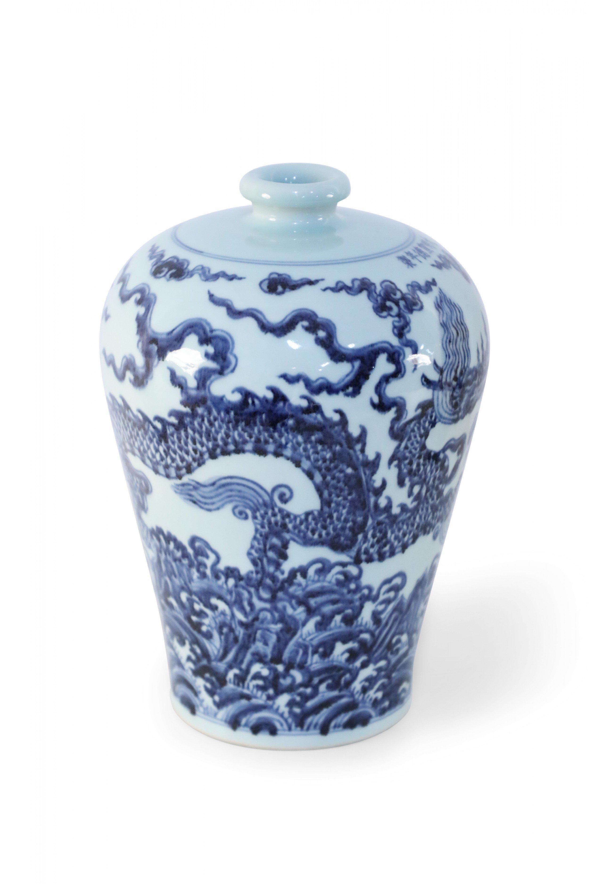 Cinese Vaso Meiping in porcellana cinese con motivo a drago bianco e blu in vendita