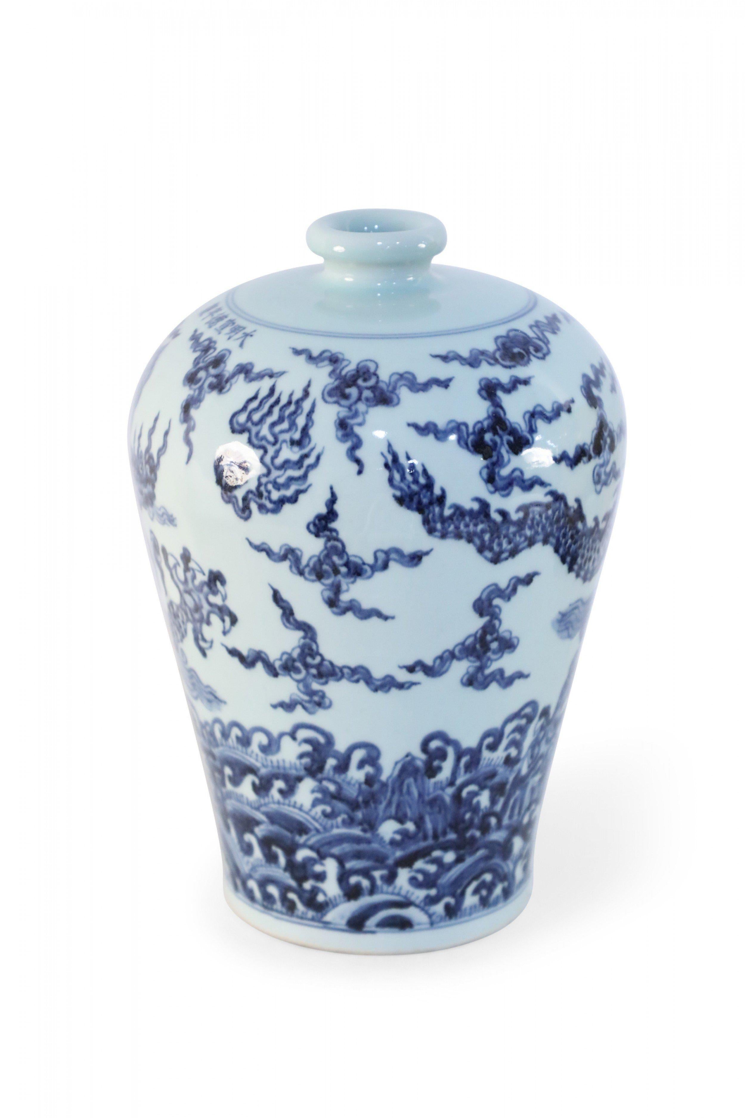 Vaso Meiping in porcellana cinese con motivo a drago bianco e blu In condizioni buone in vendita a Queens, NY