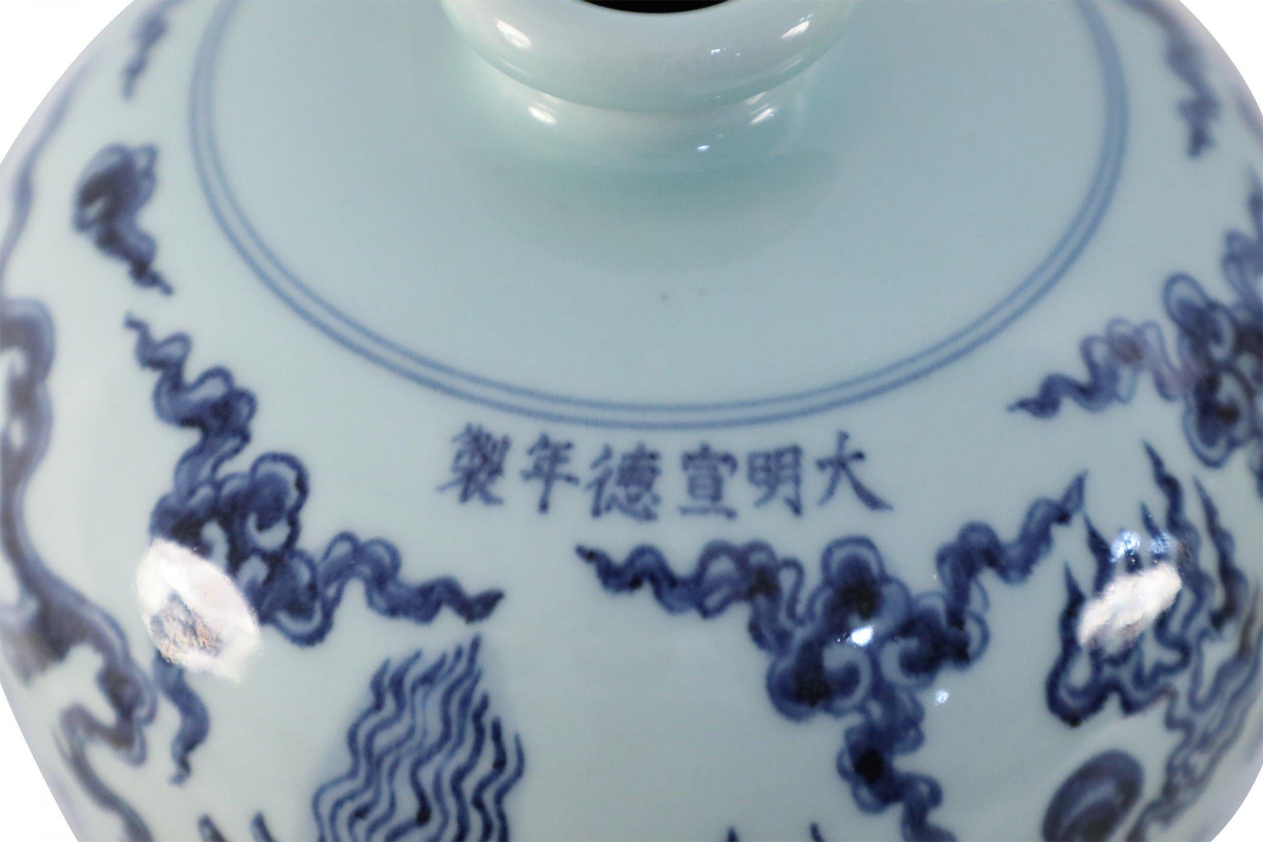 Porcellana Vaso Meiping in porcellana cinese con motivo a drago bianco e blu in vendita