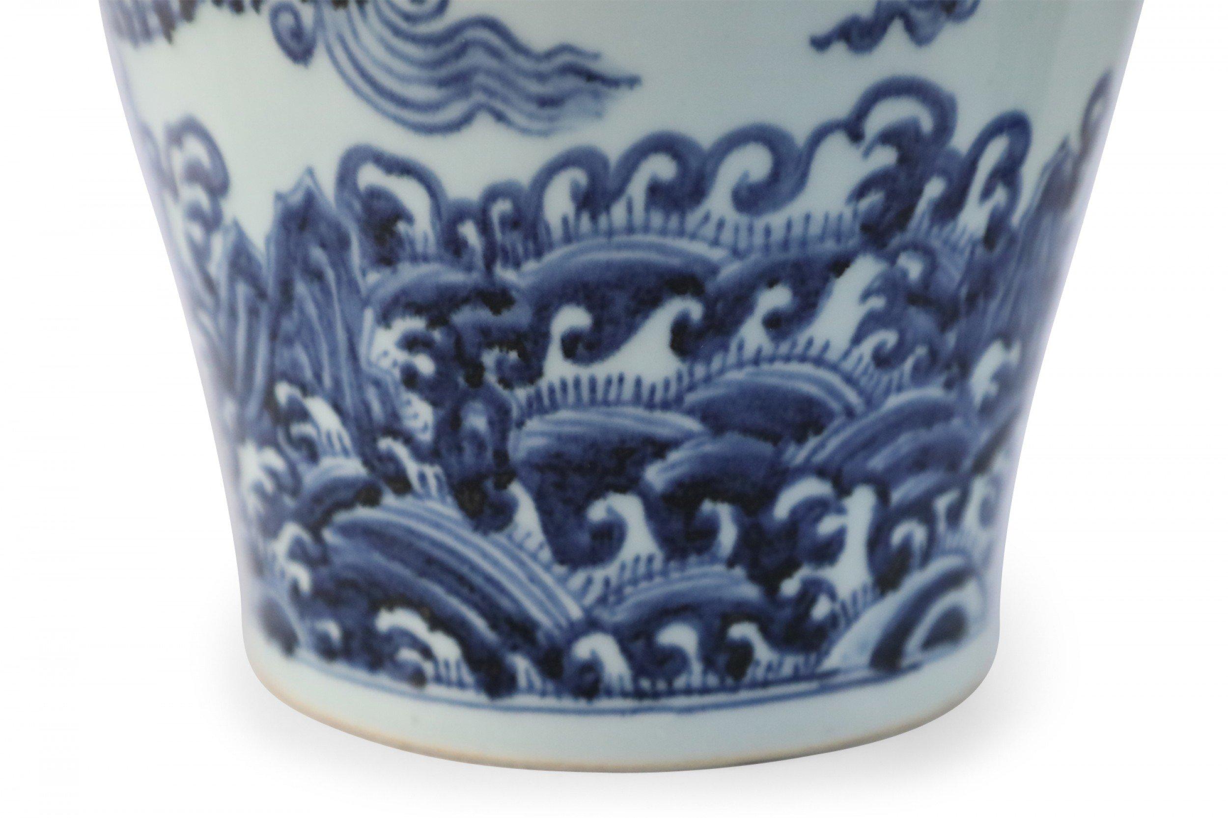 Vaso Meiping in porcellana cinese con motivo a drago bianco e blu in vendita 1