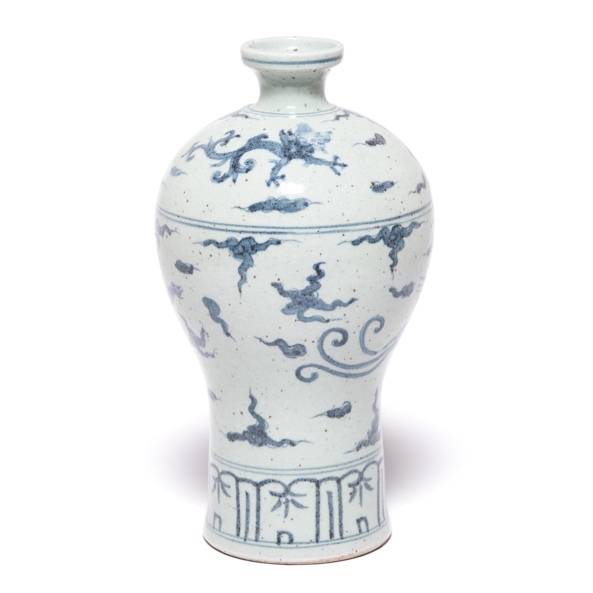 Exportation chinoise Vase chinois en forme de dragon bleu et blanc de Meiping en vente