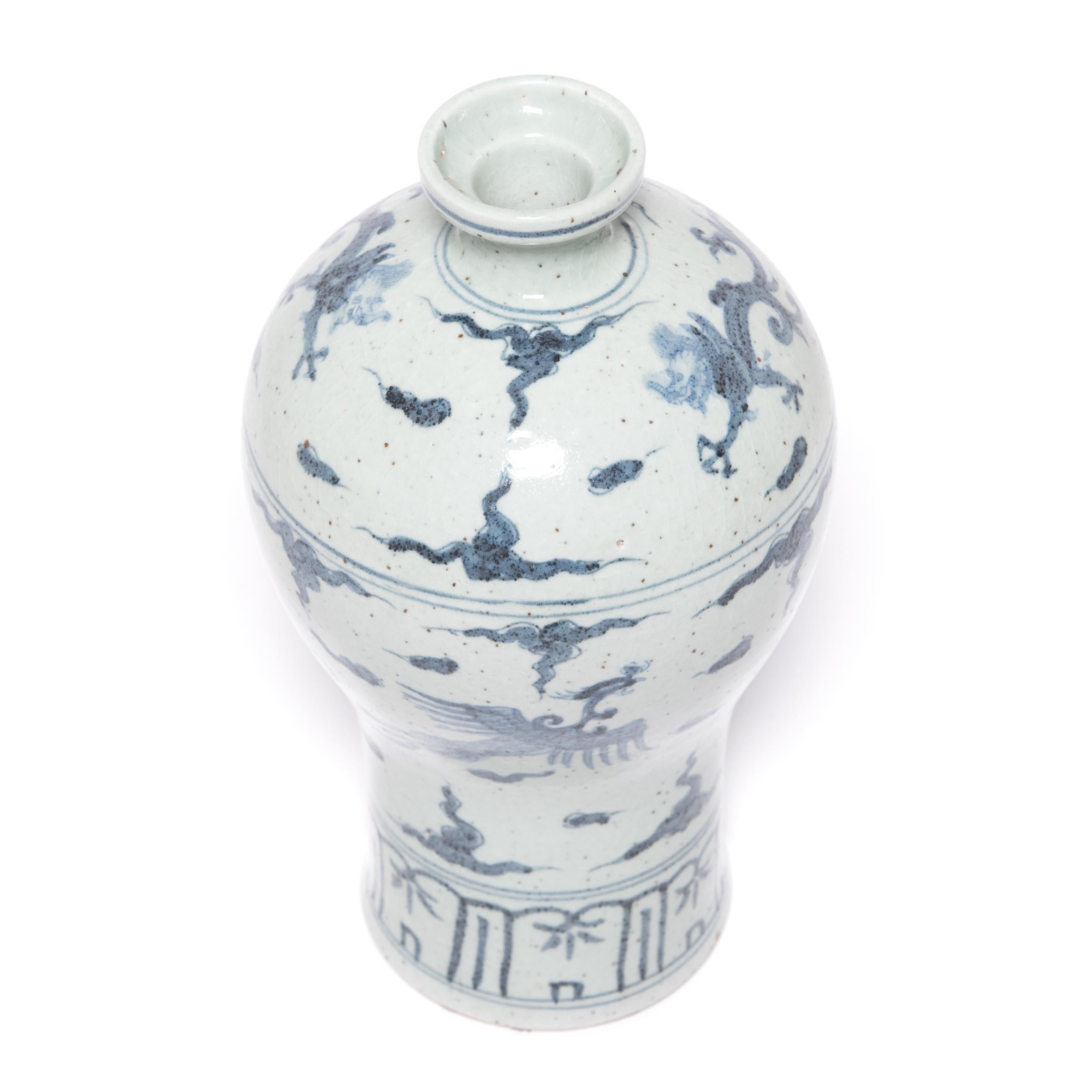 Vernissé Vase chinois en forme de dragon bleu et blanc de Meiping en vente