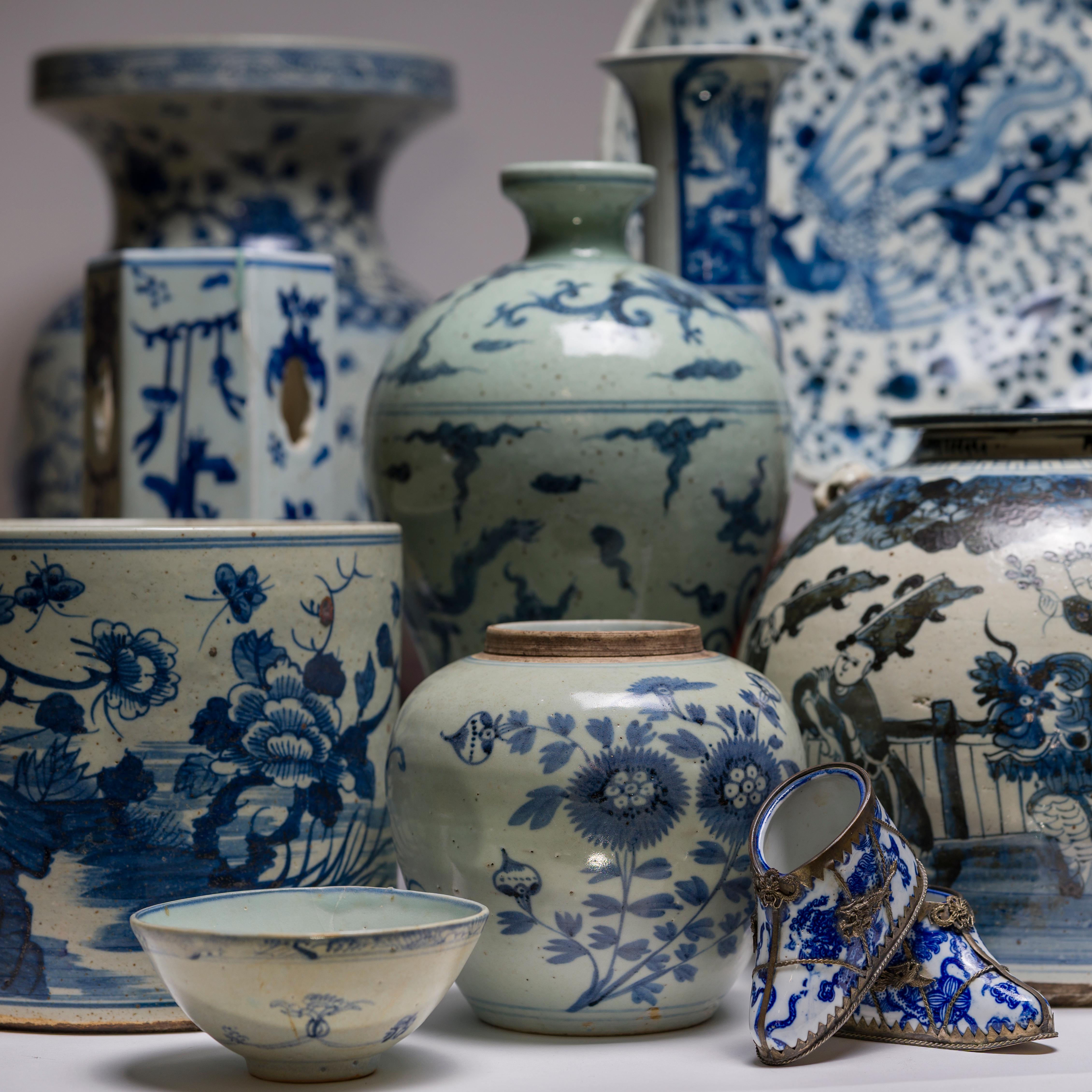 XXIe siècle et contemporain Vase chinois en forme de dragon bleu et blanc de Meiping en vente