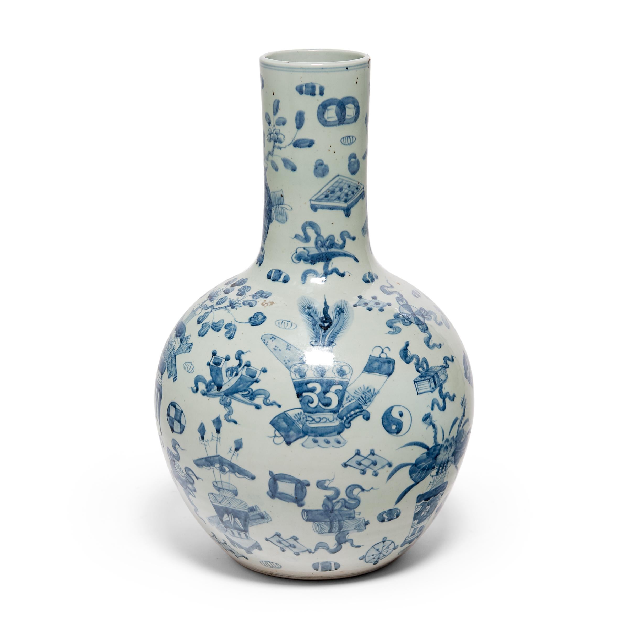 Chinesisches blau-weißes achtsteiniges Gooseneck-Gefäß mit acht Schätzen (Glasiert) im Angebot