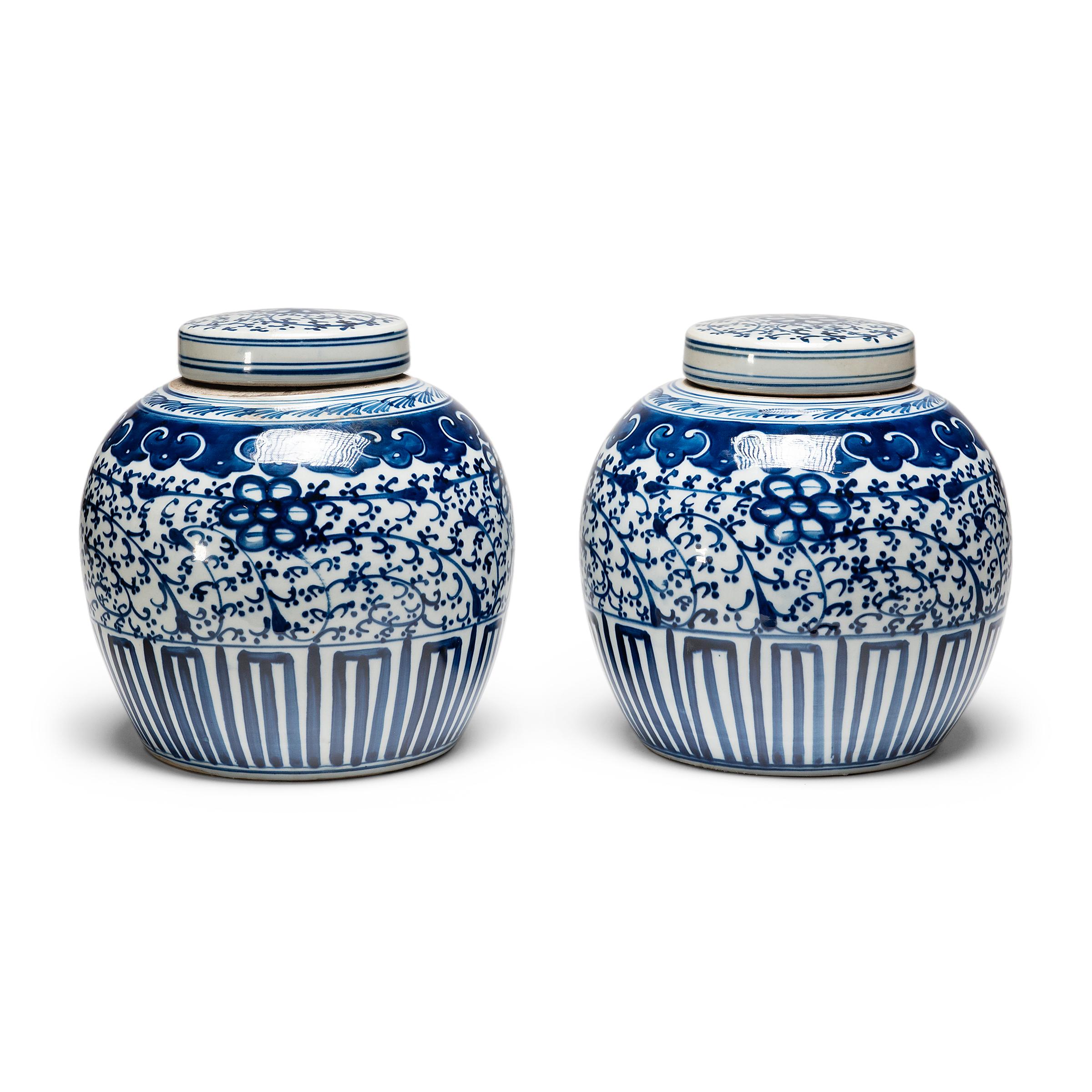Vaso cinese per l'eternità blu e bianco in vendita 1