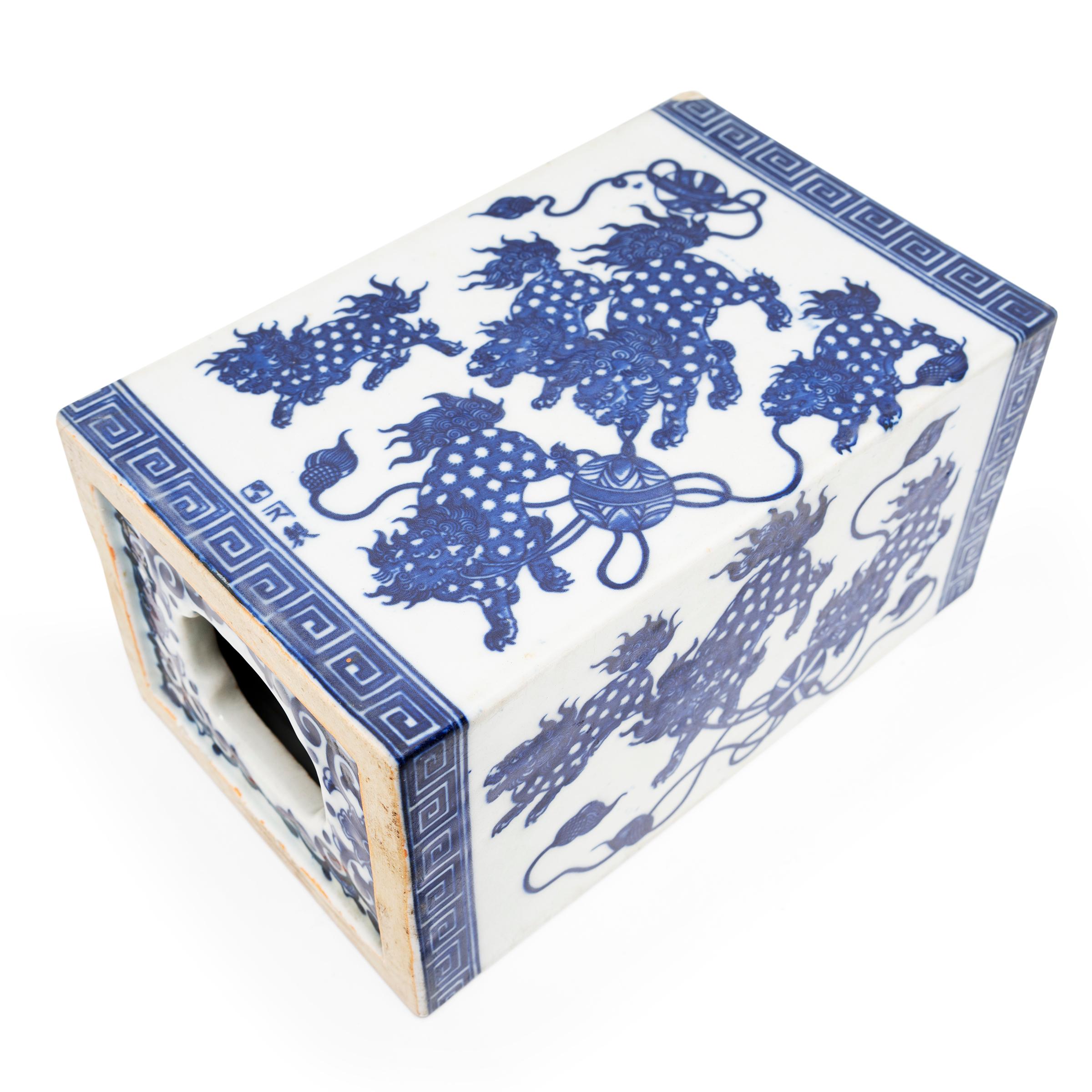 Exportation chinoise Tête de lit chinoise en forme de lion bleu et blanc, vers 1900 en vente