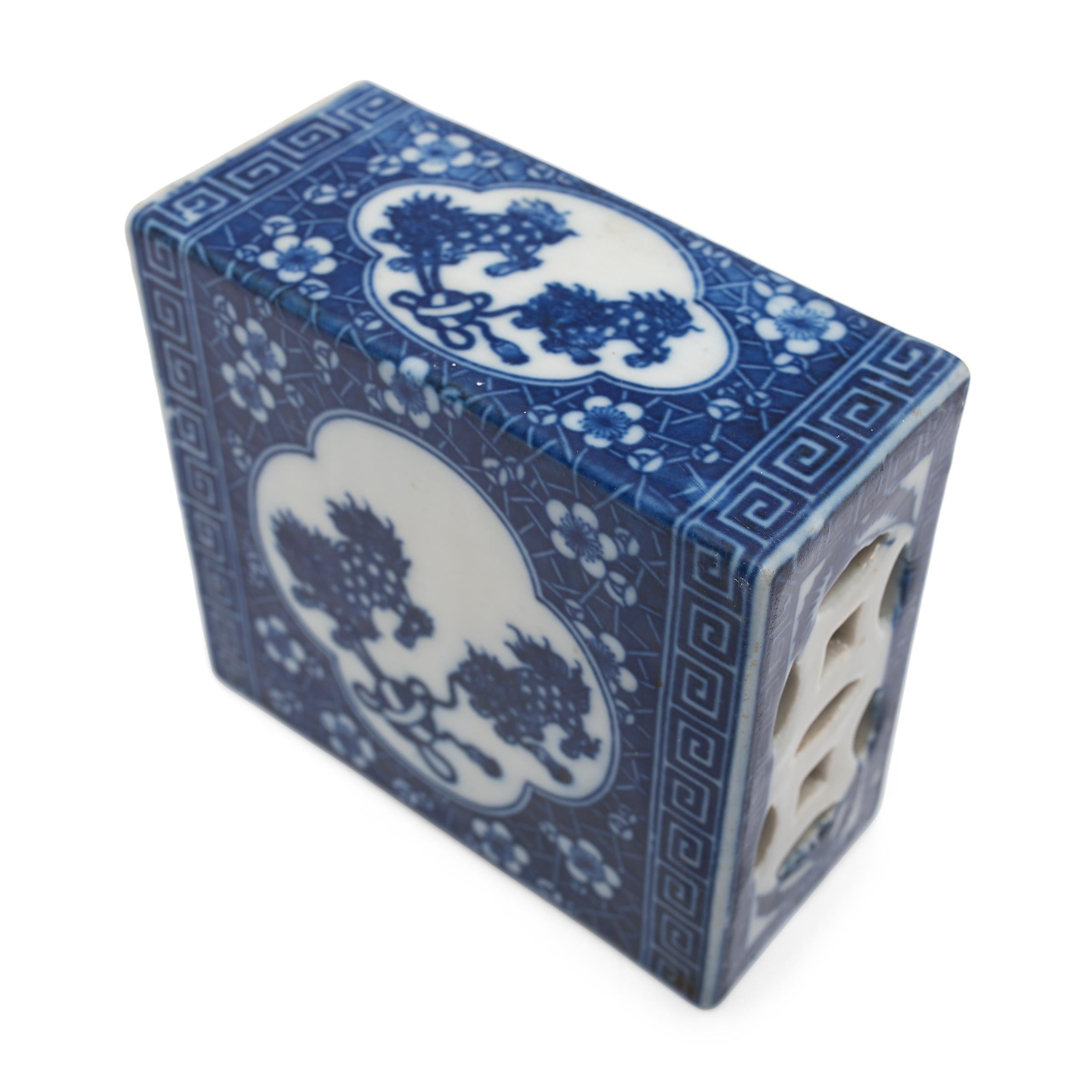 Exportation chinoise Tête de lit chinoise en forme de lion bleu et blanc en vente