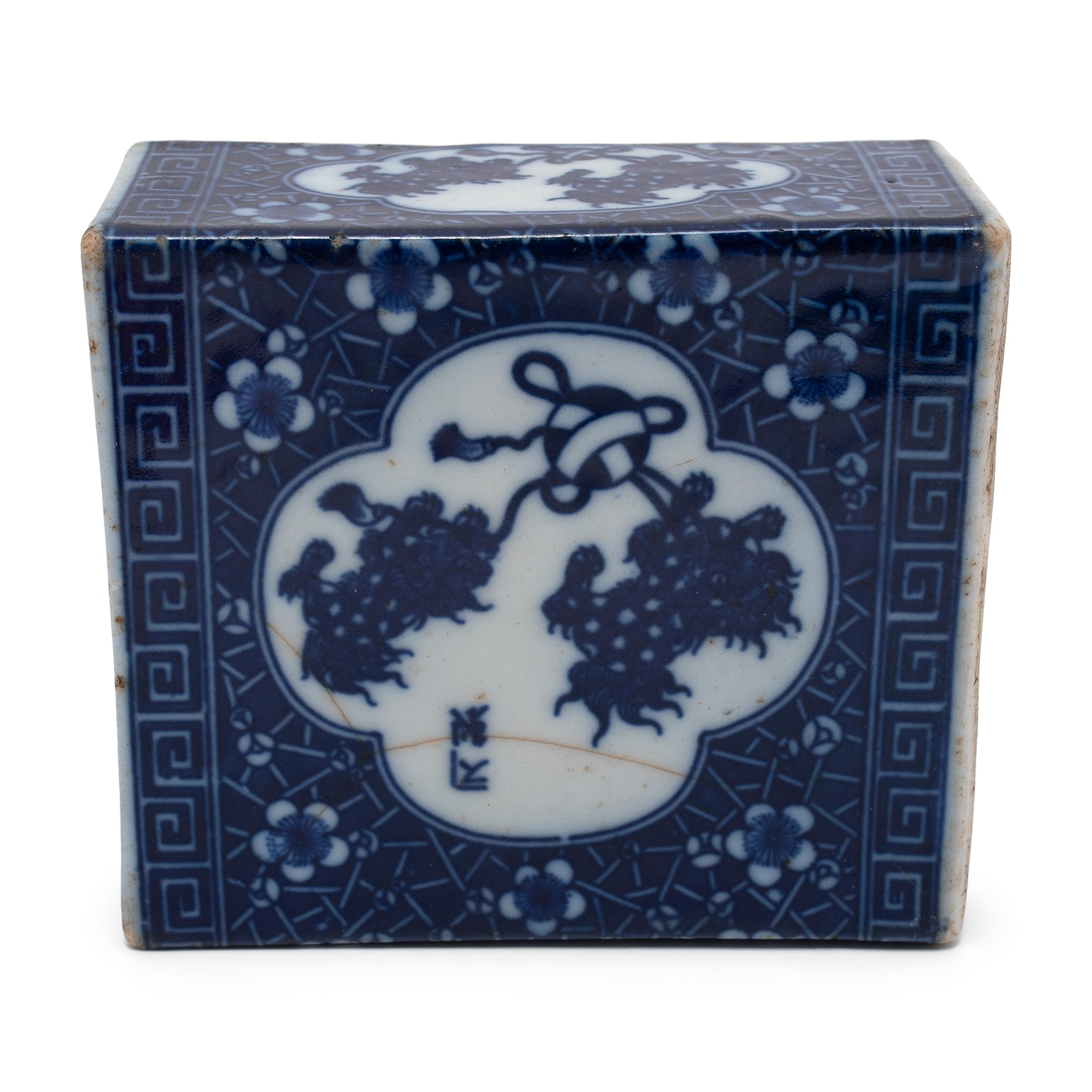 Exportation chinoise Appui-tête chinois bleu et blanc en forme de lion Fu en vente