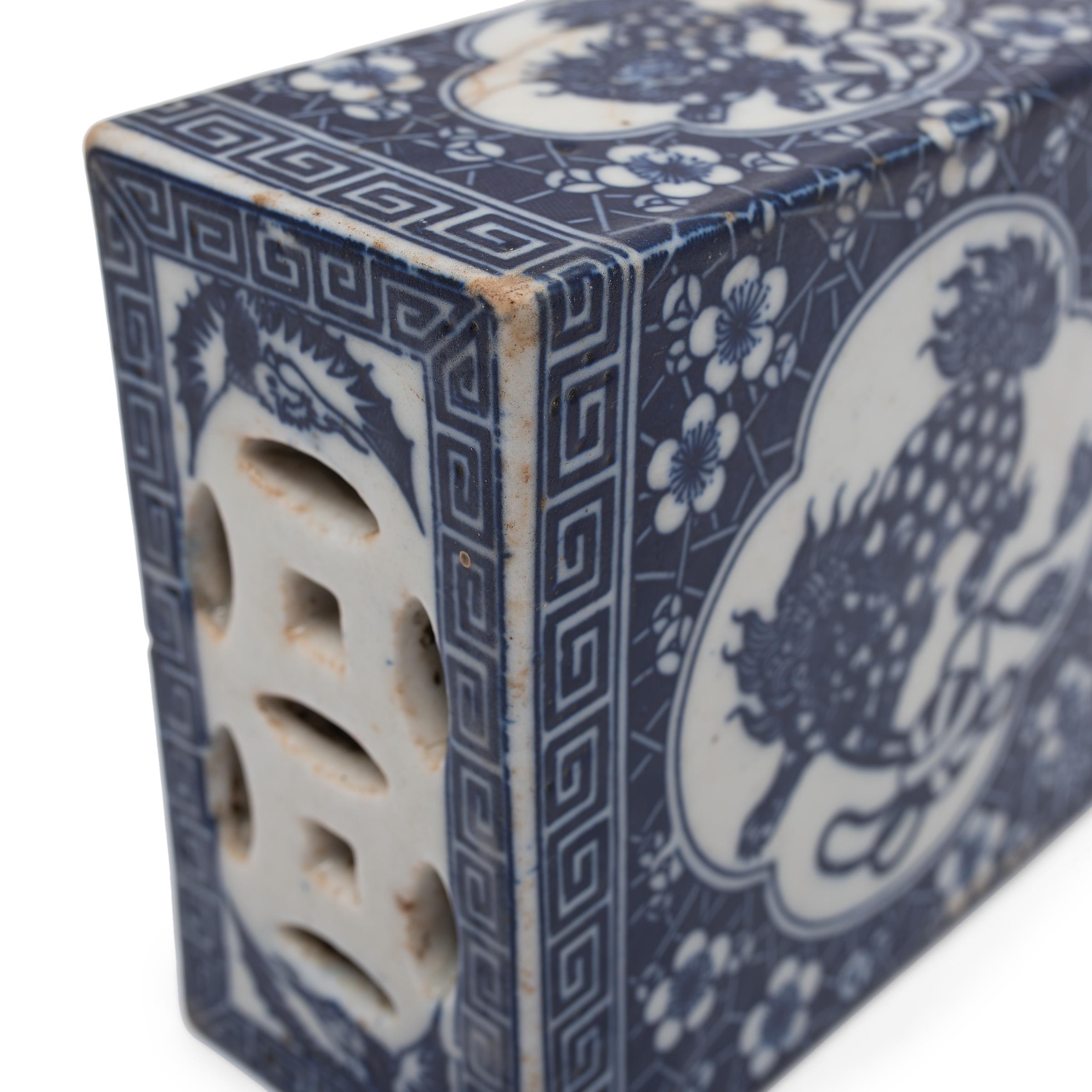 Vernissé Appui-tête chinois bleu et blanc en forme de lion Fu en vente
