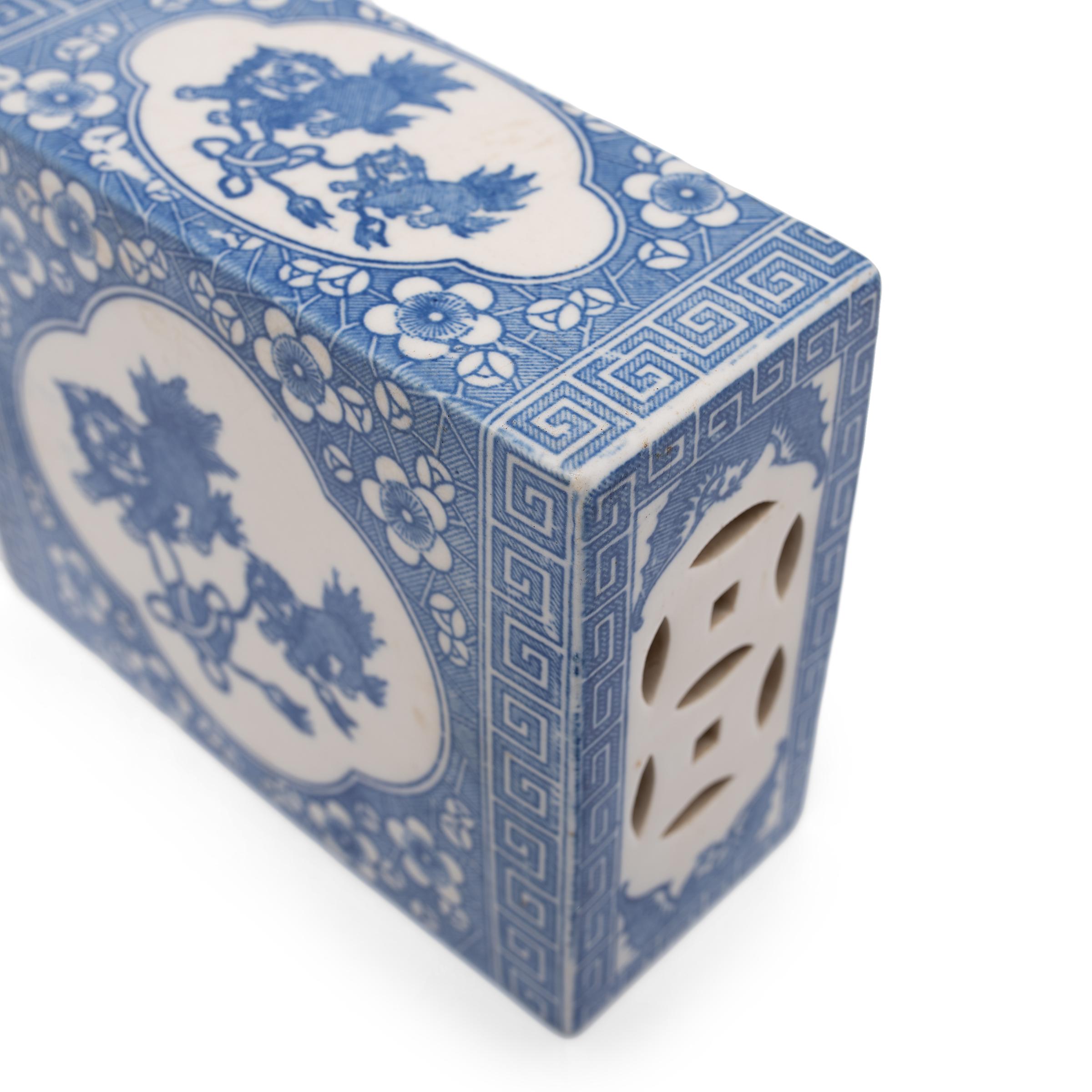 Vernissé Appui-tête chinois Fu Lion bleu et blanc en vente