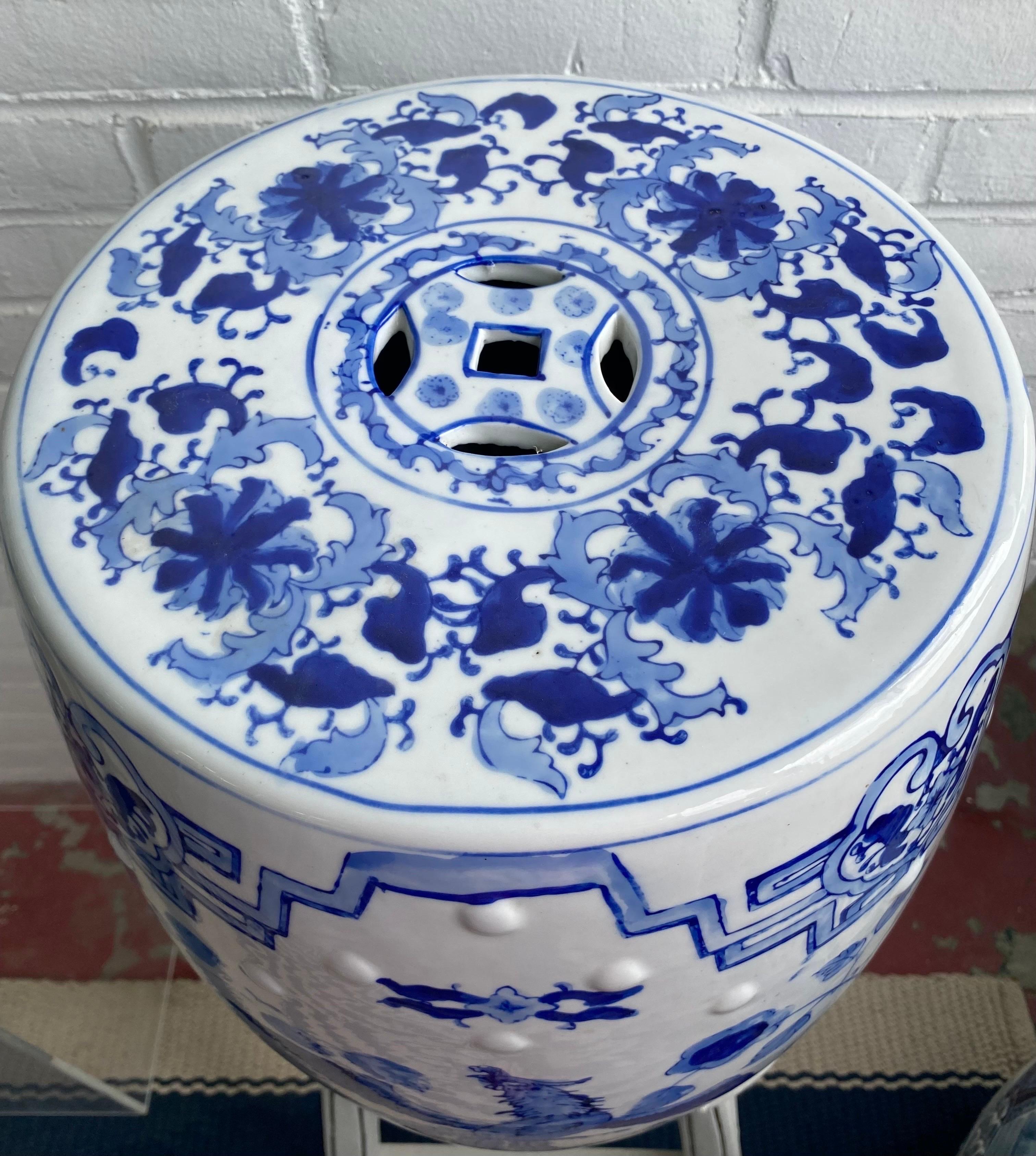 20ième siècle Tabouret/assise de jardin chinois bleu et blanc en vente