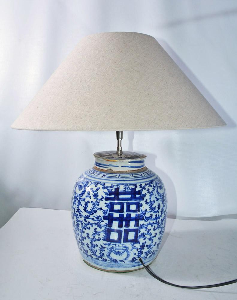 Vintage blue and white ceramic Chinese ginger jar lamp with Belgium linen shade.

Measures: Height of lamp with shade - 19