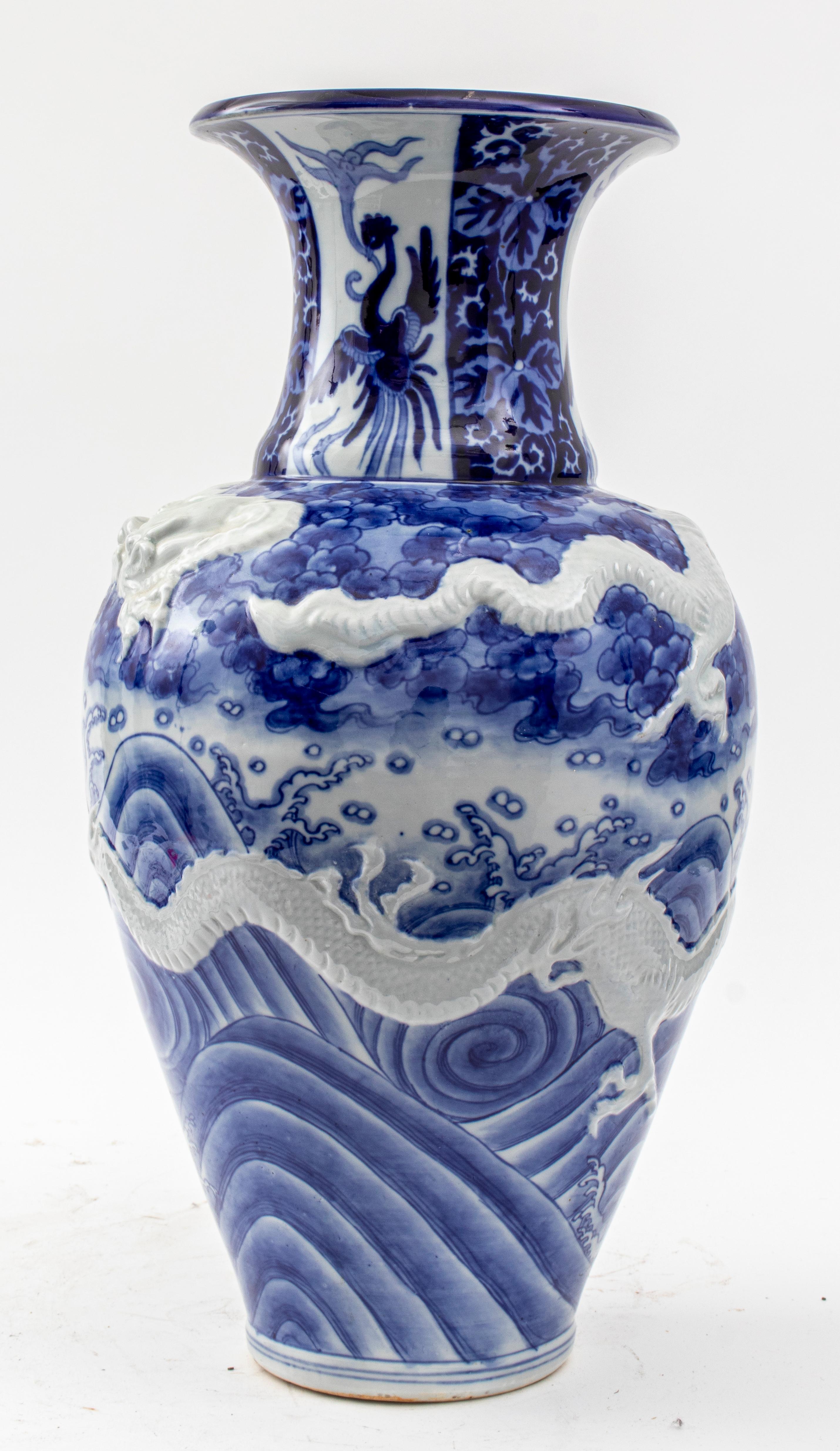 Chinesische Vase aus blauem und weißem Haitangzu-Porzellan (Chinoiserie) im Angebot
