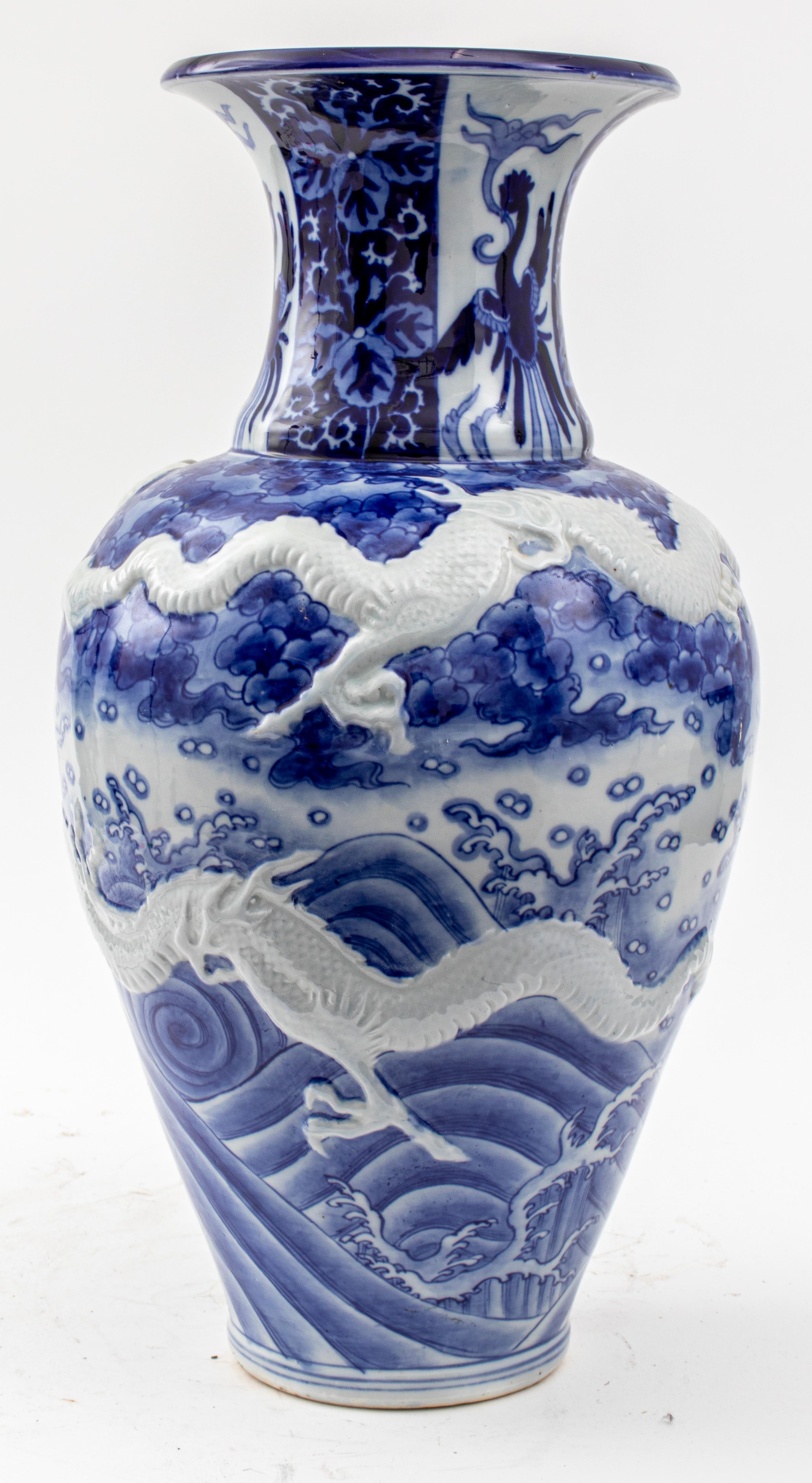 Chinesische Vase aus blauem und weißem Haitangzu-Porzellan im Zustand „Gut“ im Angebot in New York, NY