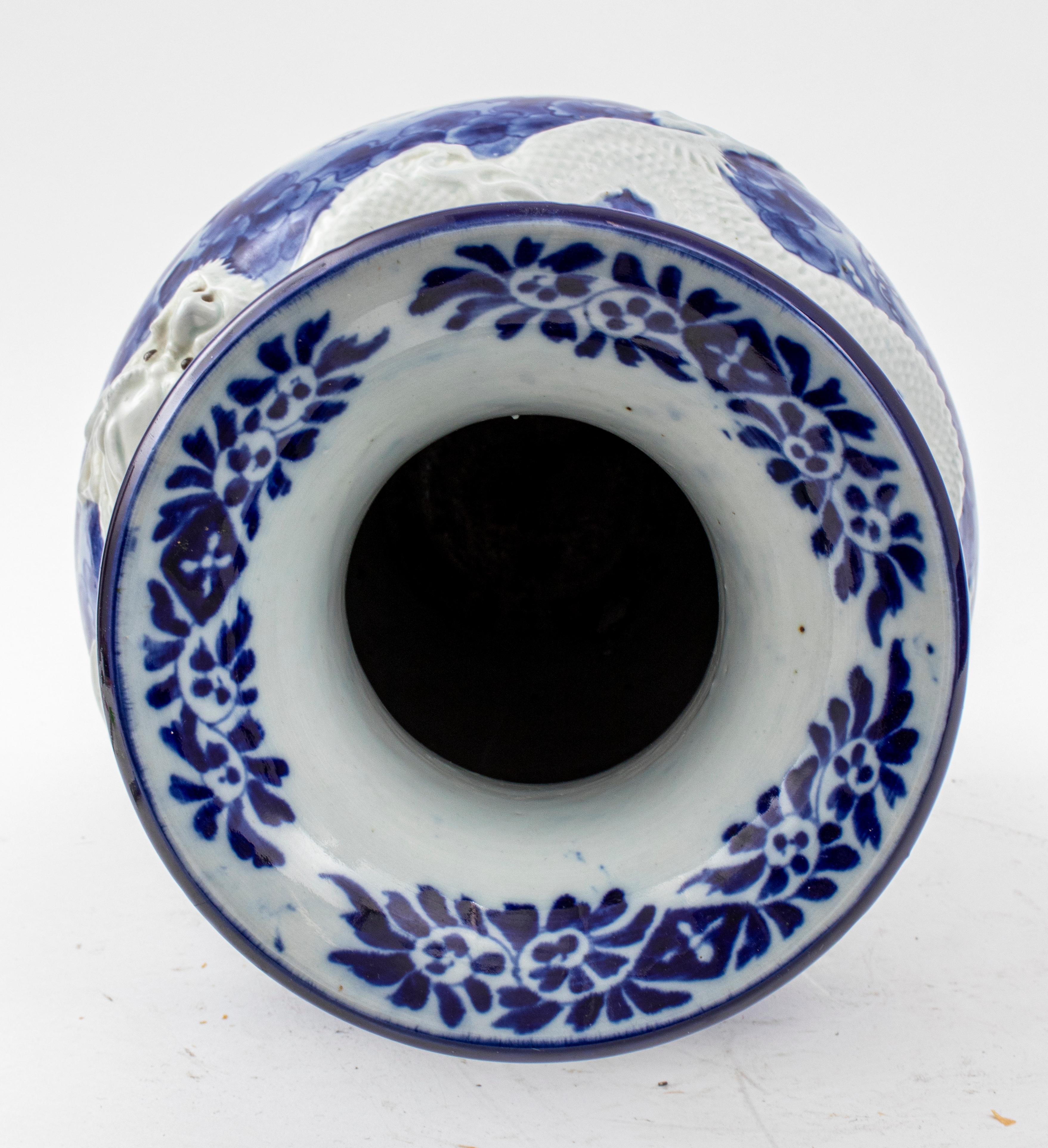 Vase chinois en porcelaine Haitangzu bleu et blanc Bon état - En vente à New York, NY
