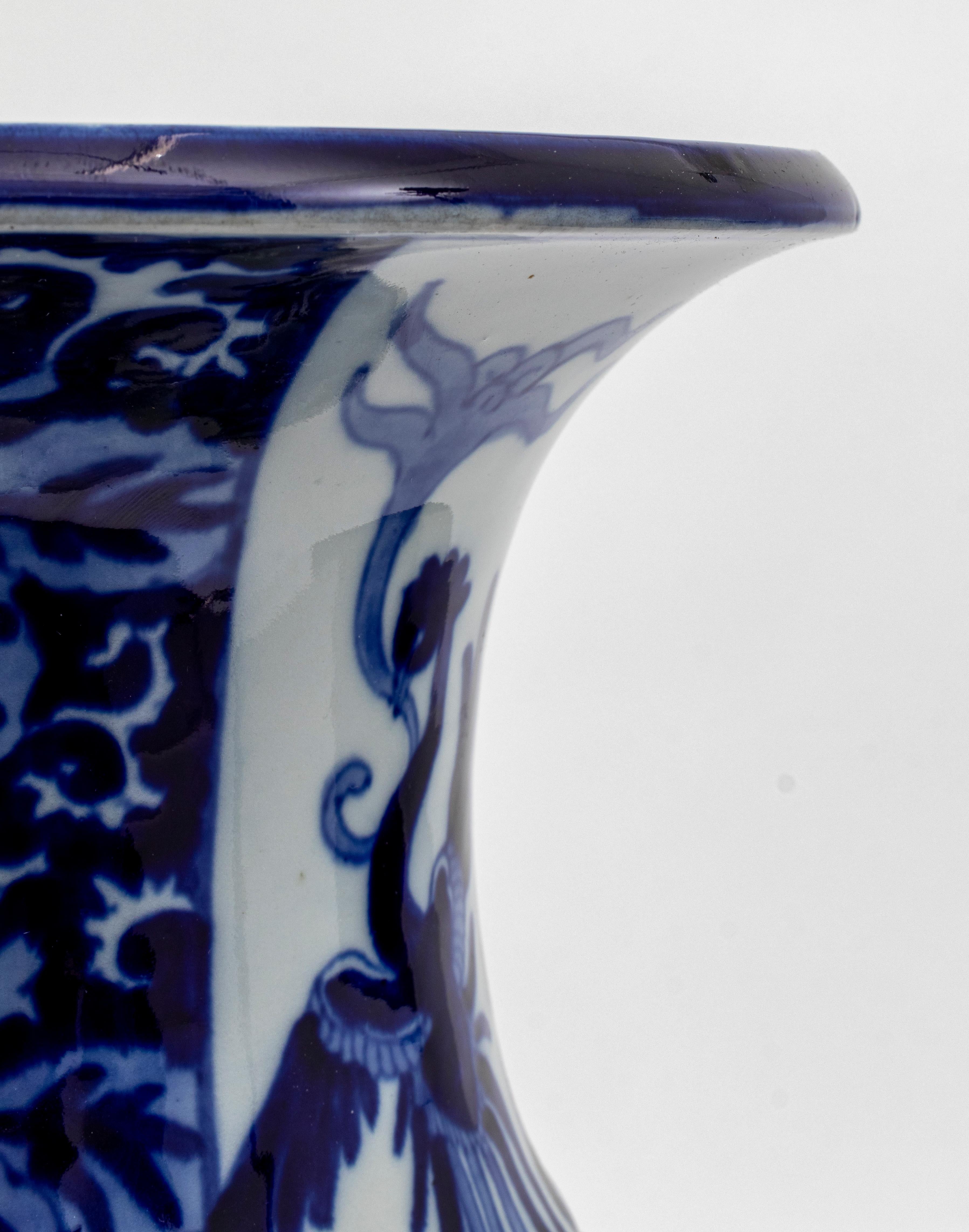 20ième siècle Vase chinois en porcelaine Haitangzu bleu et blanc en vente