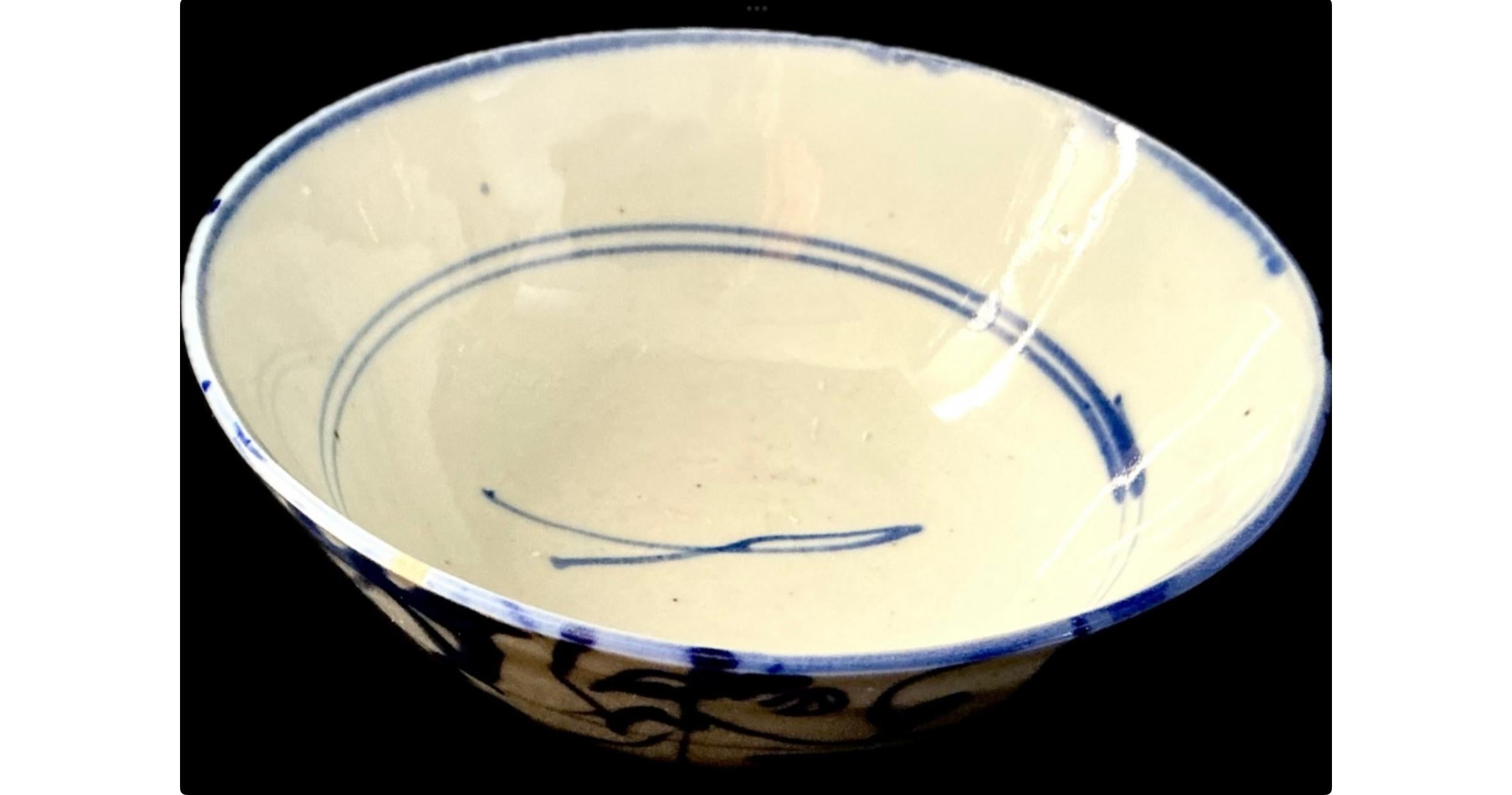 Cinese Ciotola cinese in porcellana dipinta a mano in bianco e blu in vendita