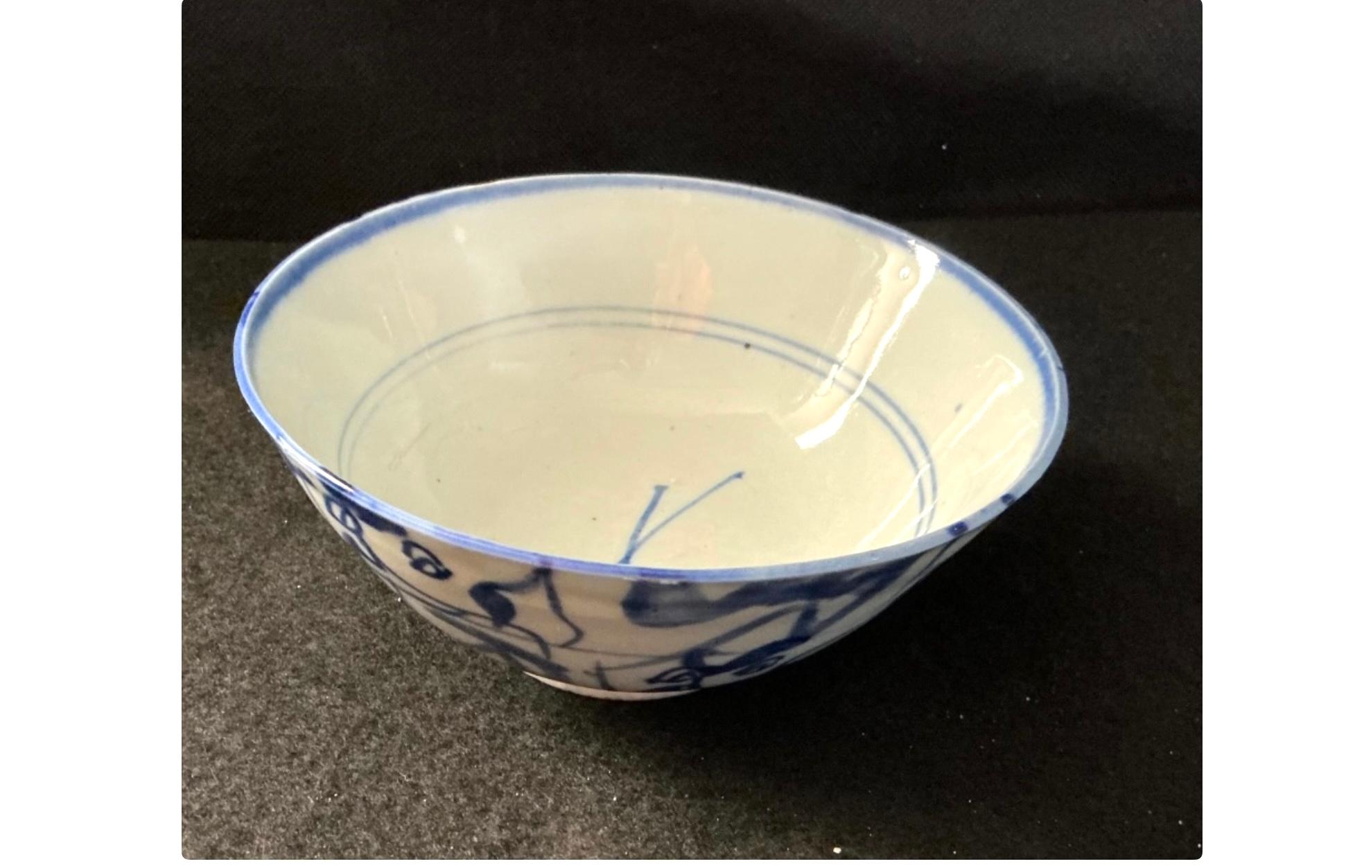 XIX secolo Ciotola cinese in porcellana dipinta a mano in bianco e blu in vendita