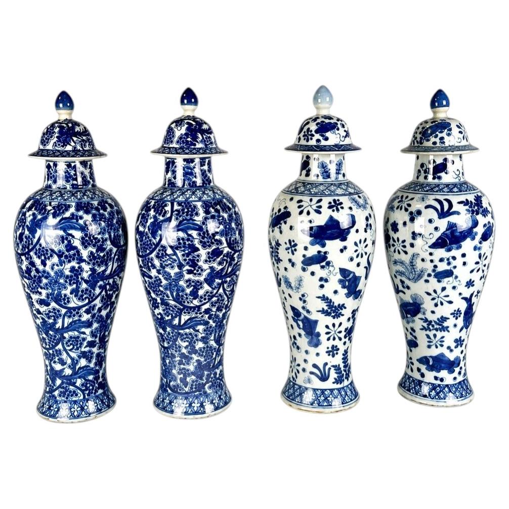 Lot de quatre vases chinois en porcelaine peints à la main, bleus et blancs, avec couvercle