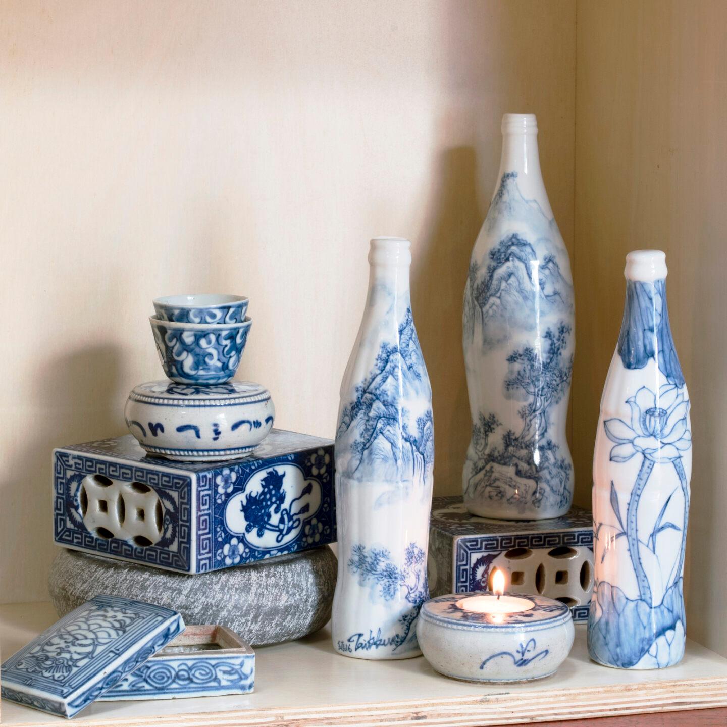 In order to keep her elaborate hairstyle intact while sleeping, a well-to-do Qing-dynasty woman once used this ceramic box as a pillow. Lavishly decorated in the traditional blue-and-white style, the headrest features a guardian lion in pursuit of