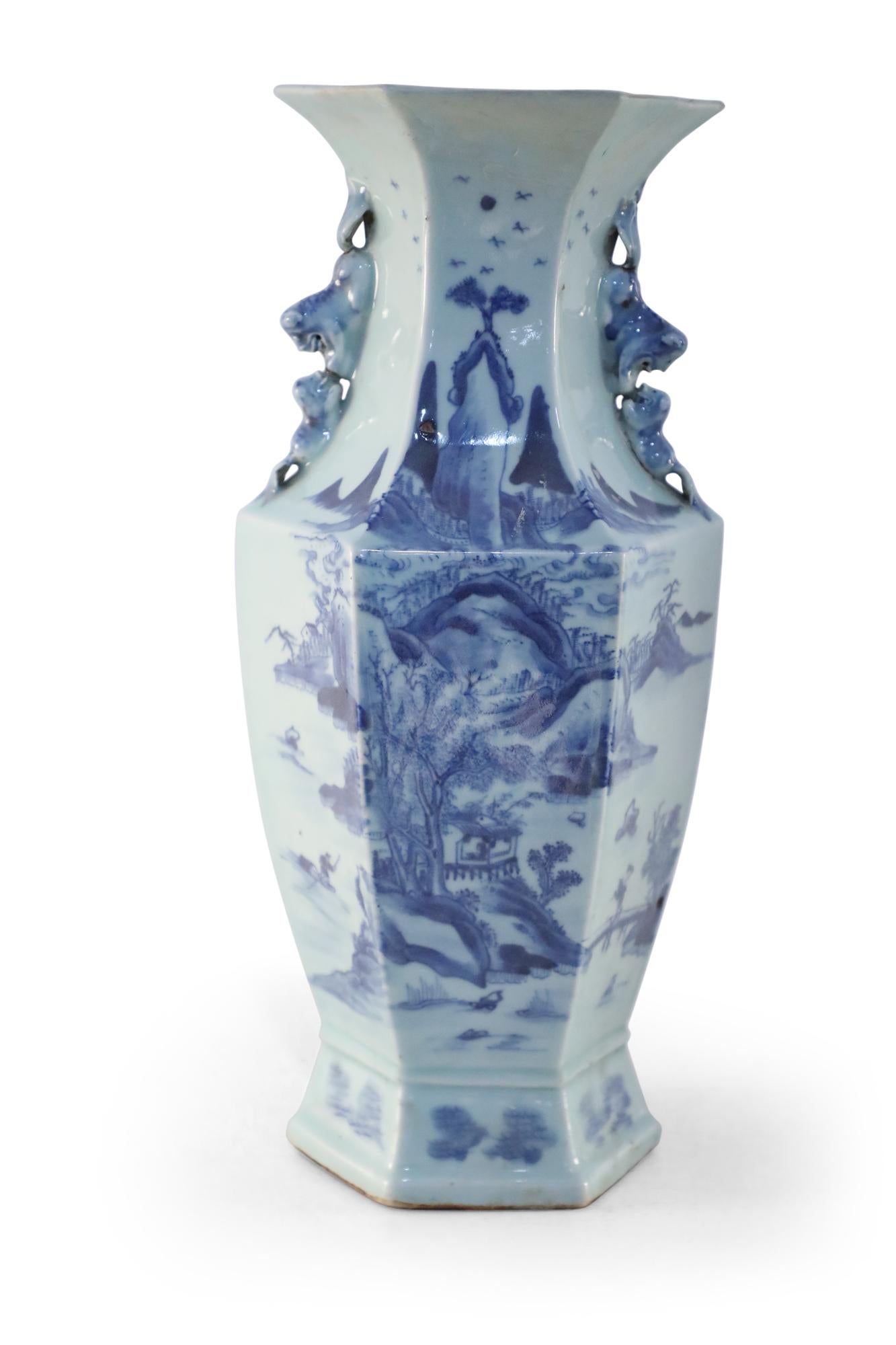 Vase hexagonal en porcelaine bleu et blanc de Chine en vente 3