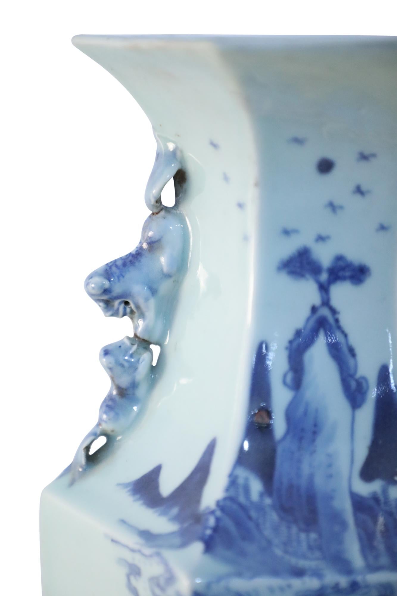 Vase hexagonal chinois bleu et blanc en vente 4