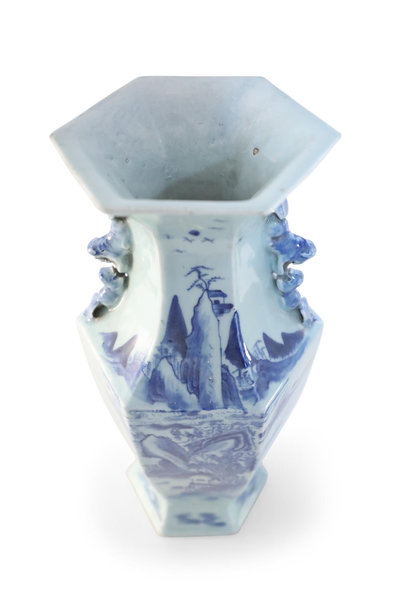 Vase hexagonal en porcelaine bleu et blanc de Chine en vente 7