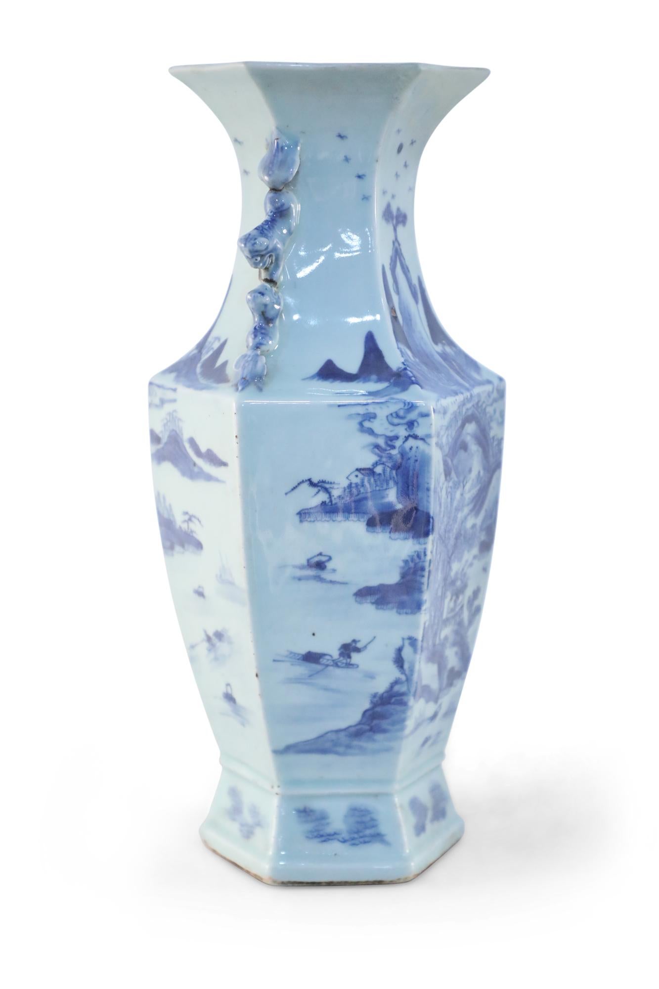 Sechseckige chinesische Porzellanvase in Blau und Weiß (Chinesischer Export) im Angebot