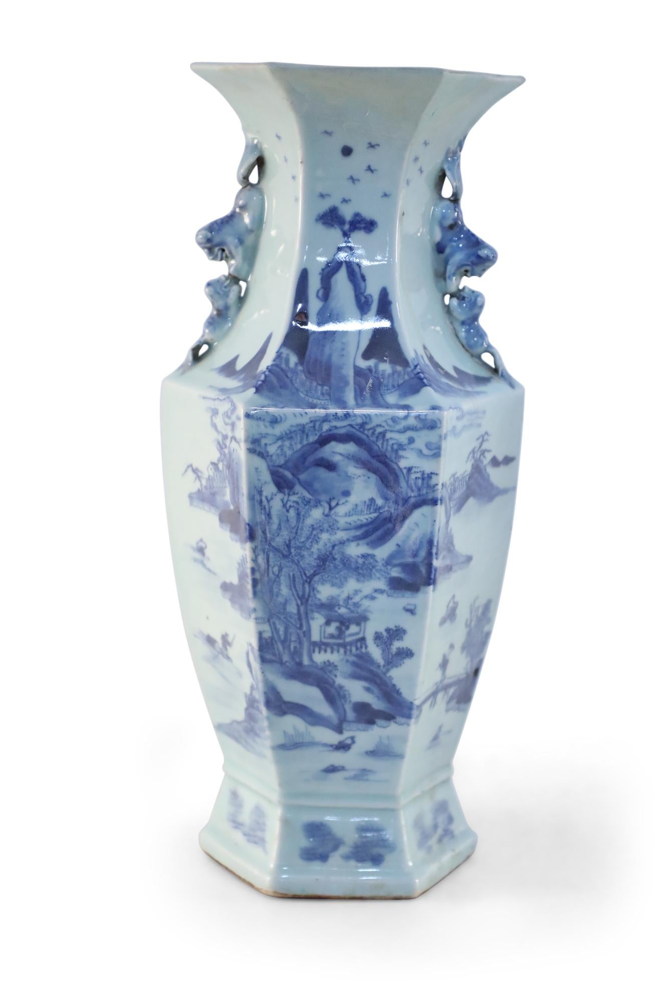 Sechseckige chinesische Porzellanvase in Blau und Weiß (Chinesisch) im Angebot