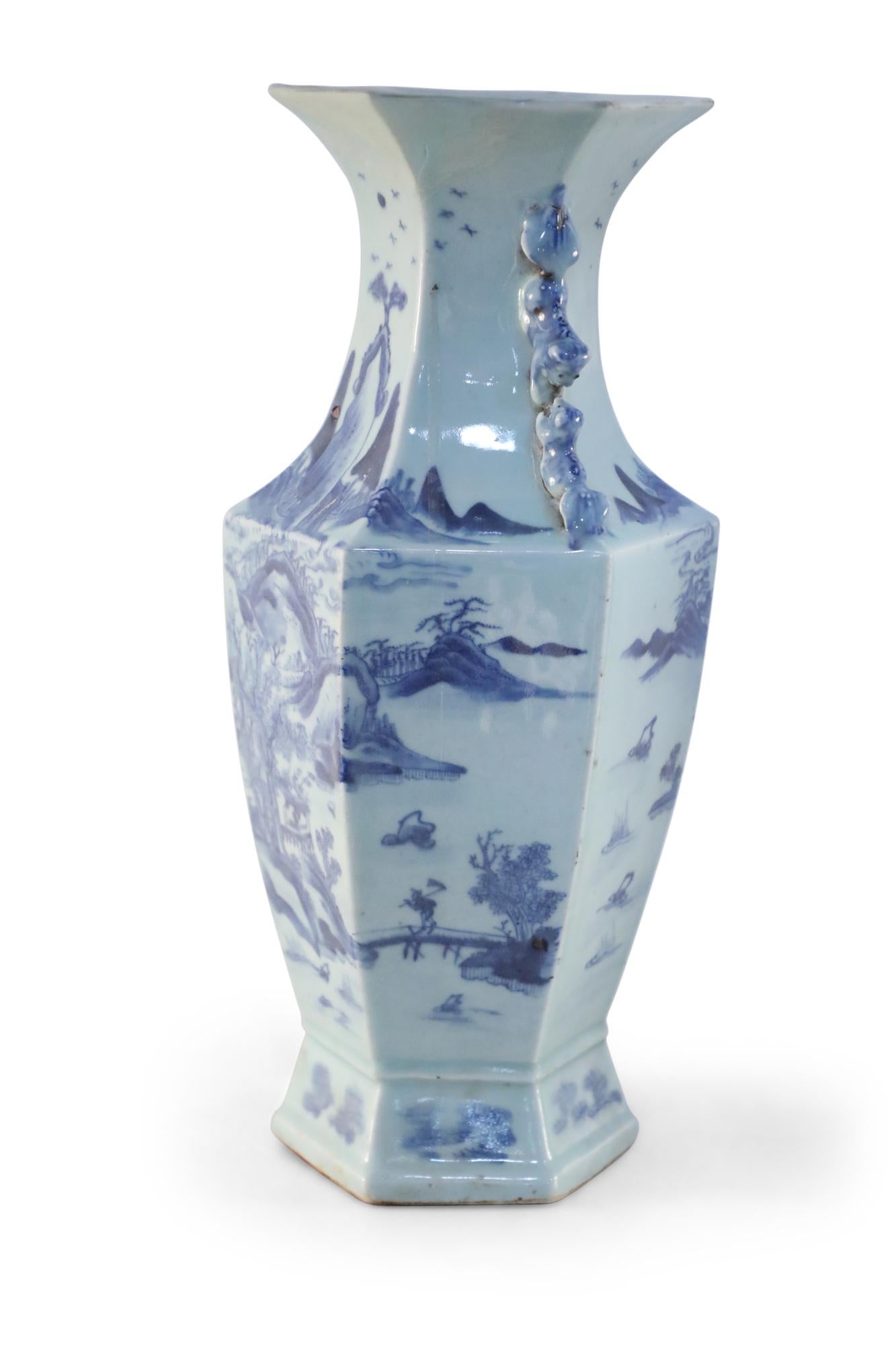 Sechseckige chinesische Porzellanvase in Blau und Weiß im Zustand „Gut“ im Angebot in New York, NY