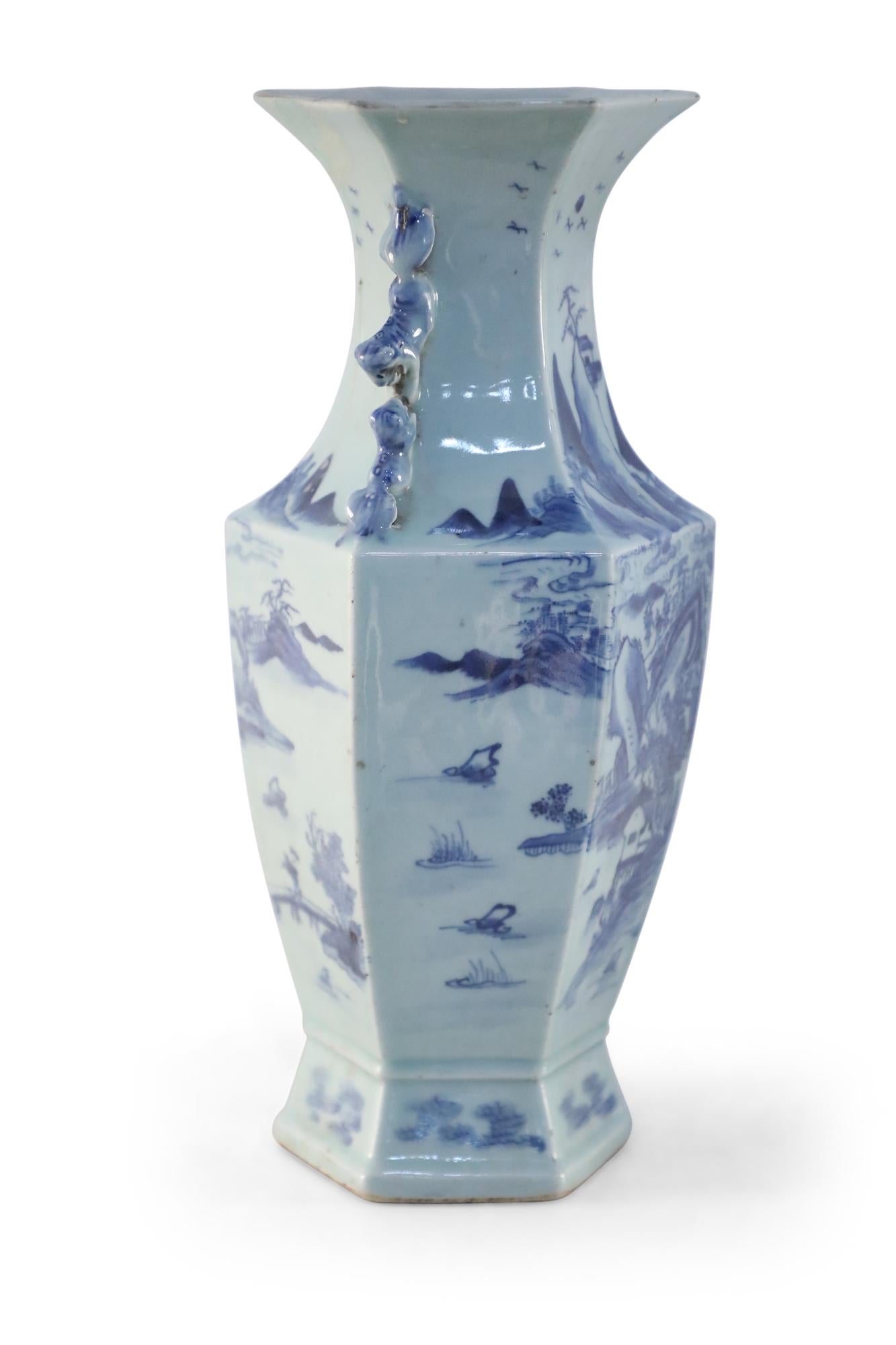 20ième siècle Vase hexagonal chinois bleu et blanc en vente