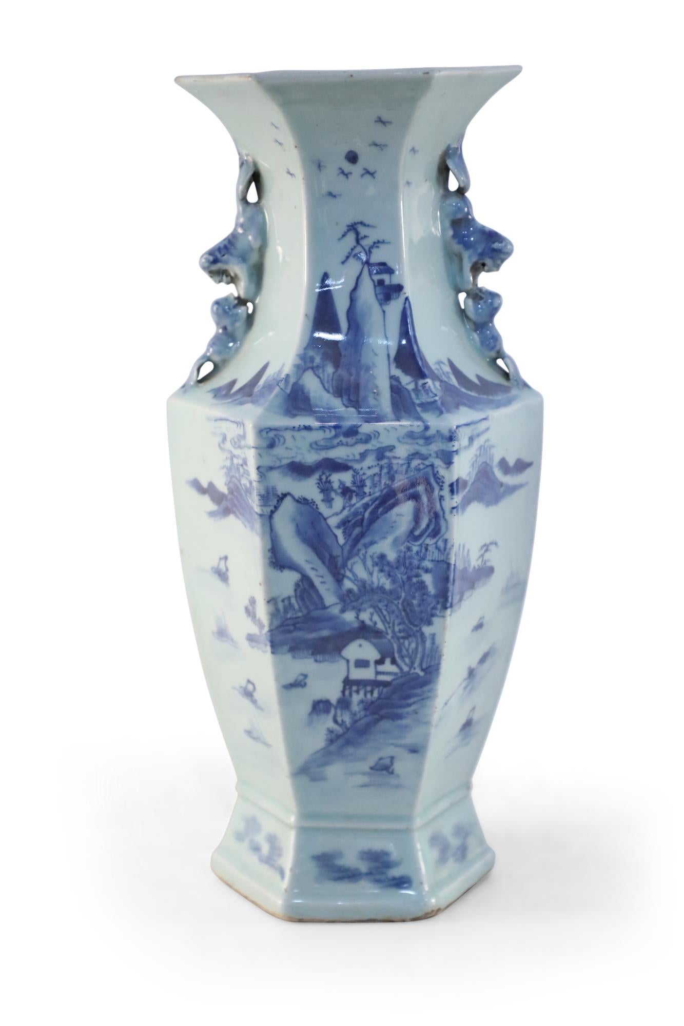 Porcelaine Vase hexagonal chinois bleu et blanc en vente