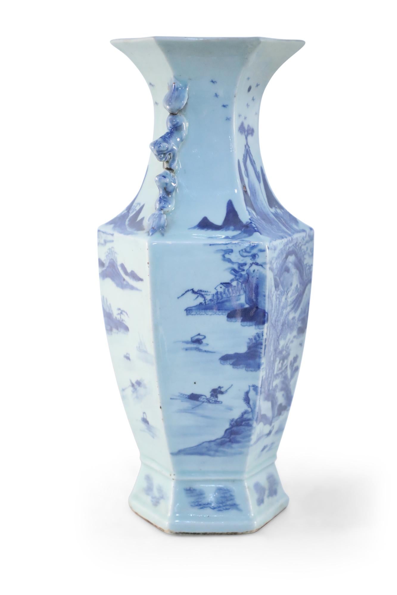 Sechseckige chinesische Porzellanvase in Blau und Weiß im Angebot 3