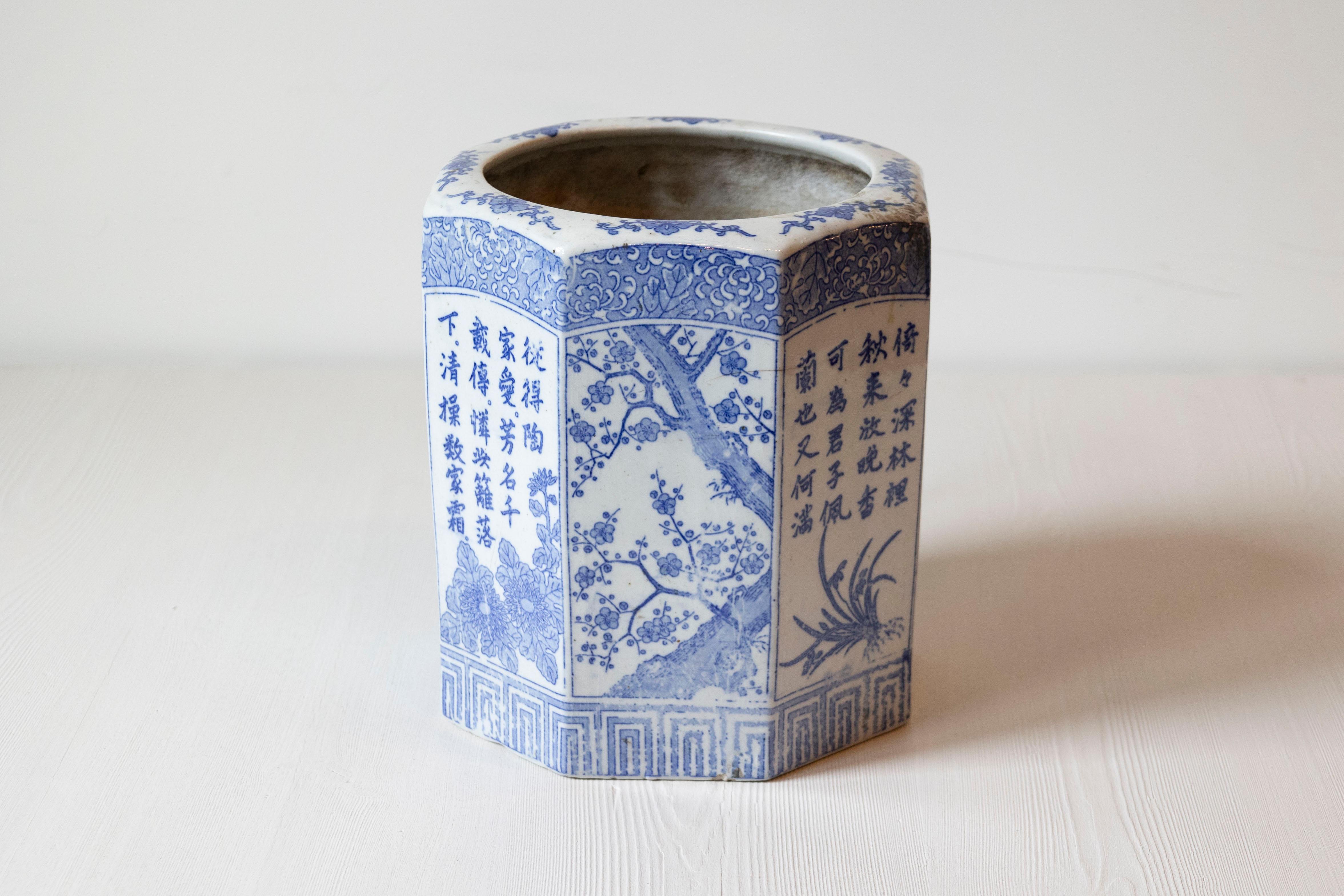 Vase hexagonal en porcelaine chinoise bleu et blanc du 20e siècle avec bambou, fleurs et calligraphie peints à la main. Créé en Chine au cours du XXe siècle, ce vase en porcelaine présente un corps hexagonal orné d'un décor bleu peint à la main se