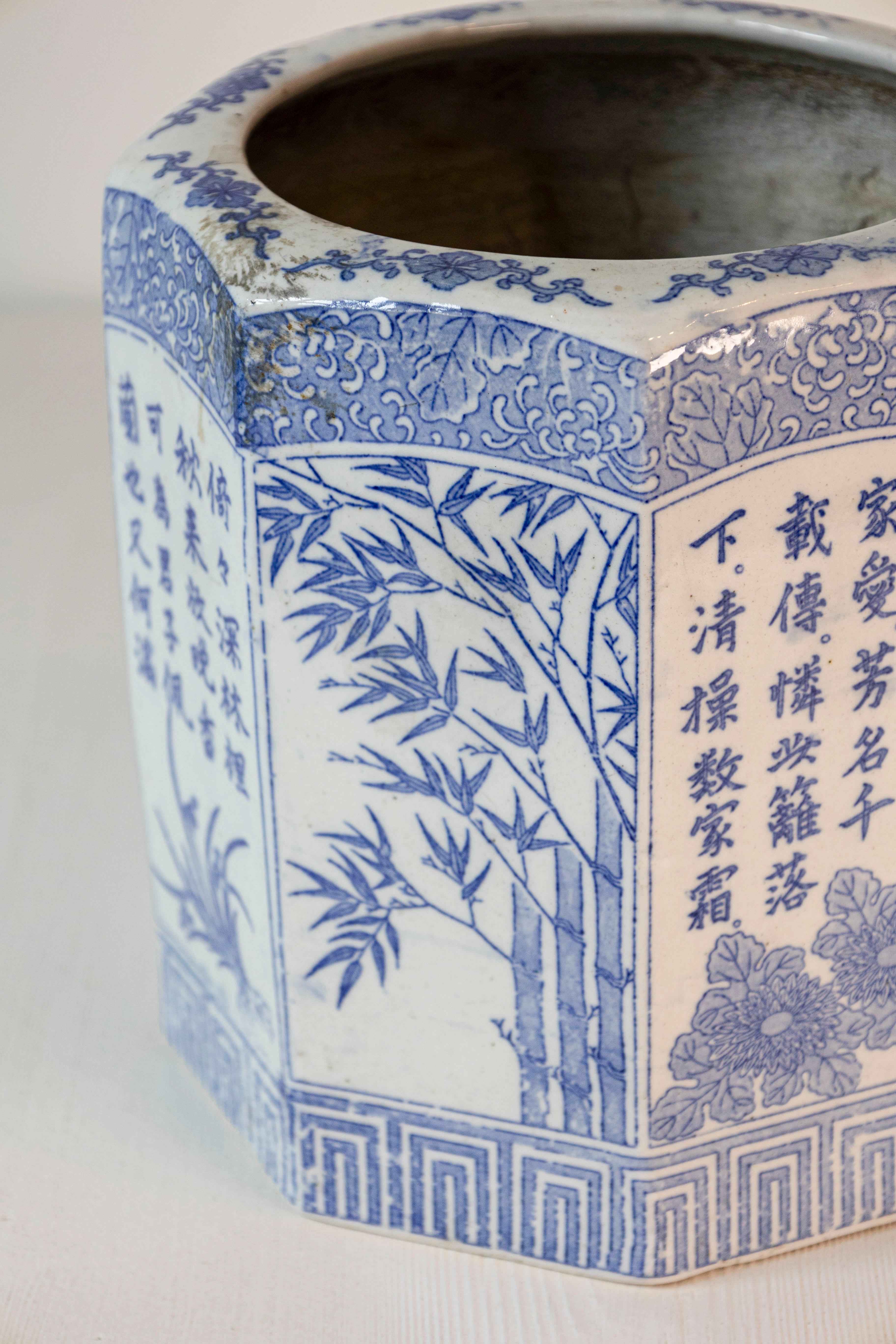 Chinois Vase chinois en porcelaine hexagonale bleu et blanc avec décor de feuillage peint à la main en vente